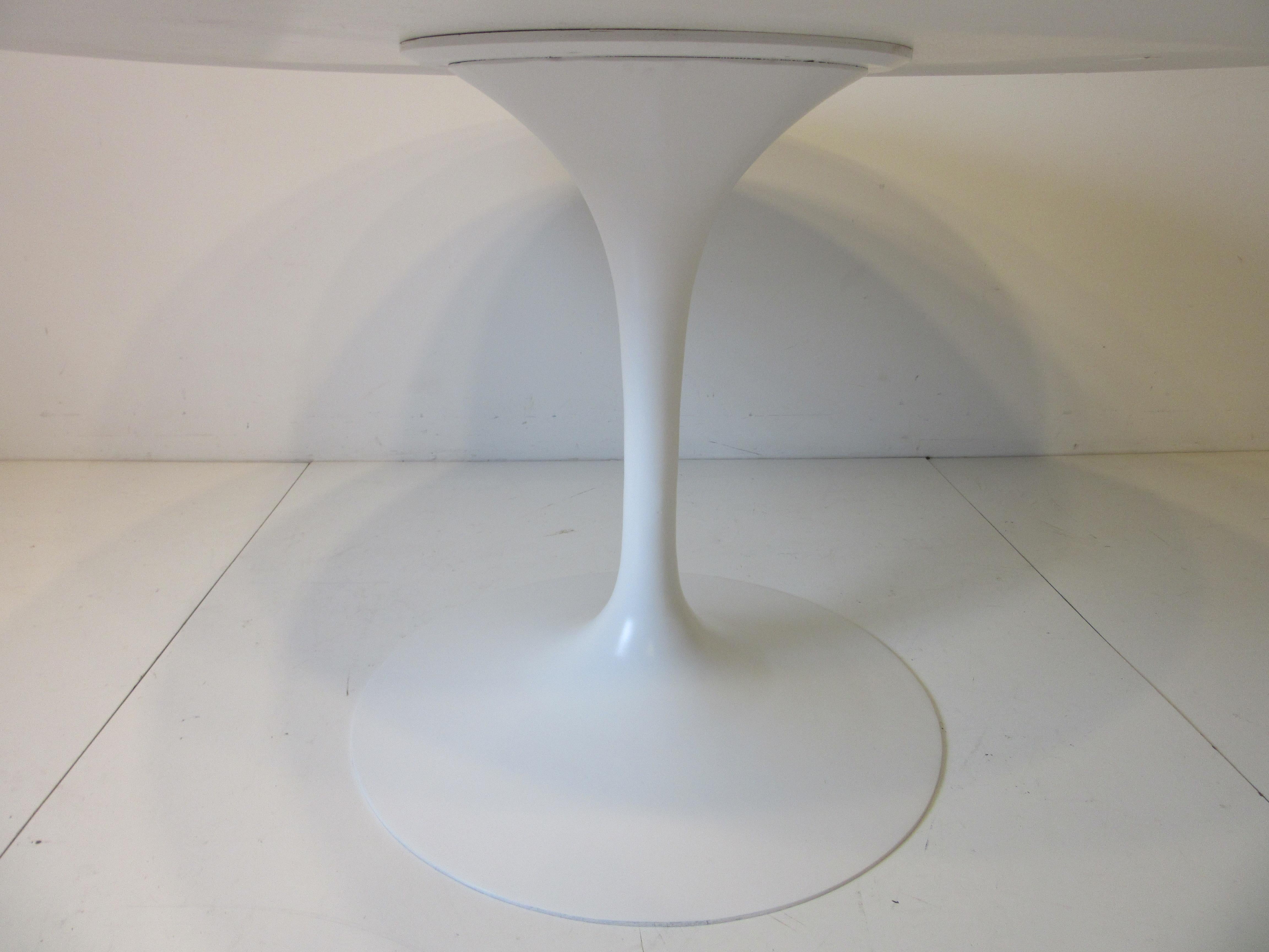 Eero Saarinen Tulip Dining Table for Knoll In Good Condition In Cincinnati, OH