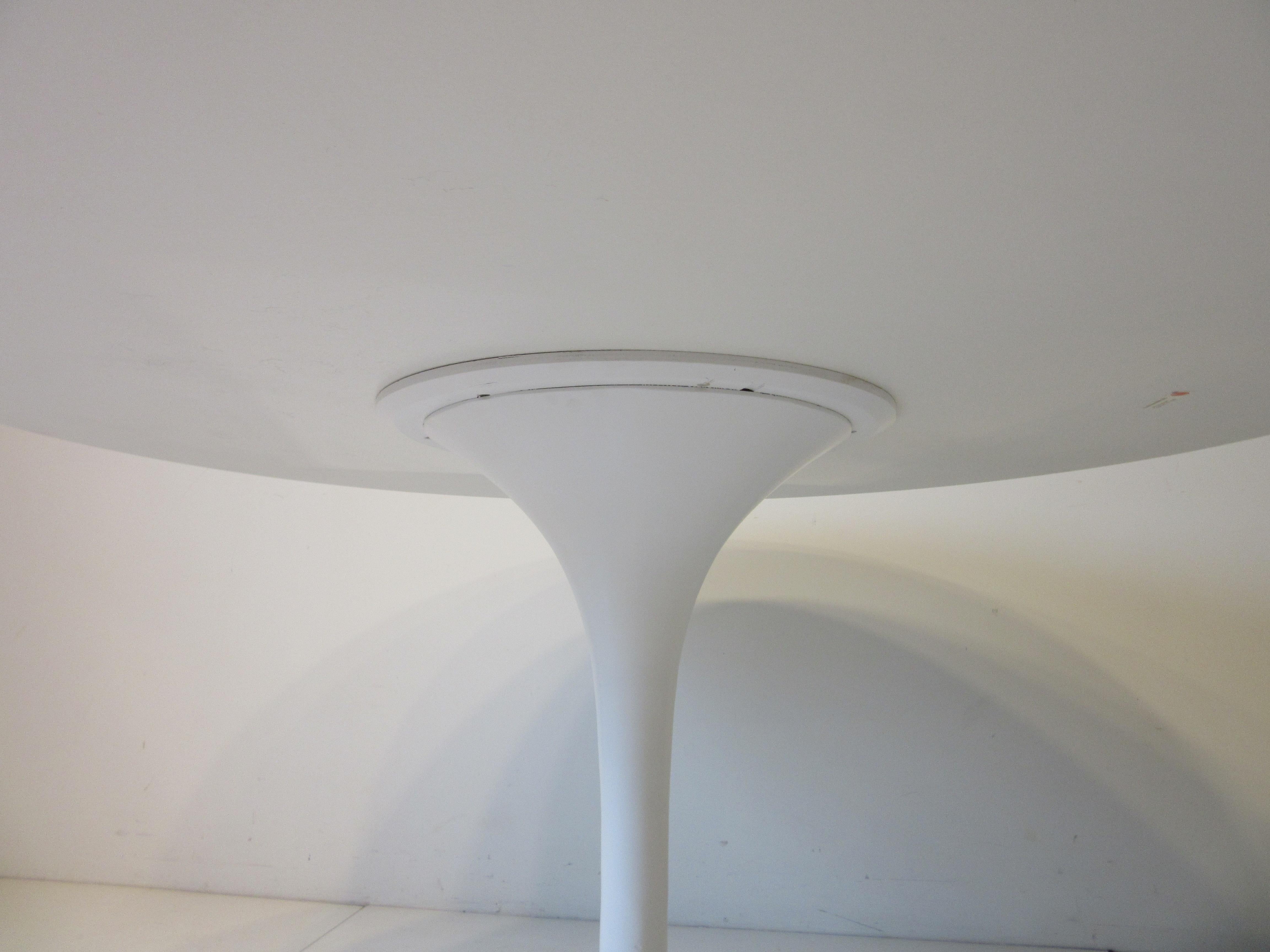 20th Century Eero Saarinen Tulip Dining Table for Knoll