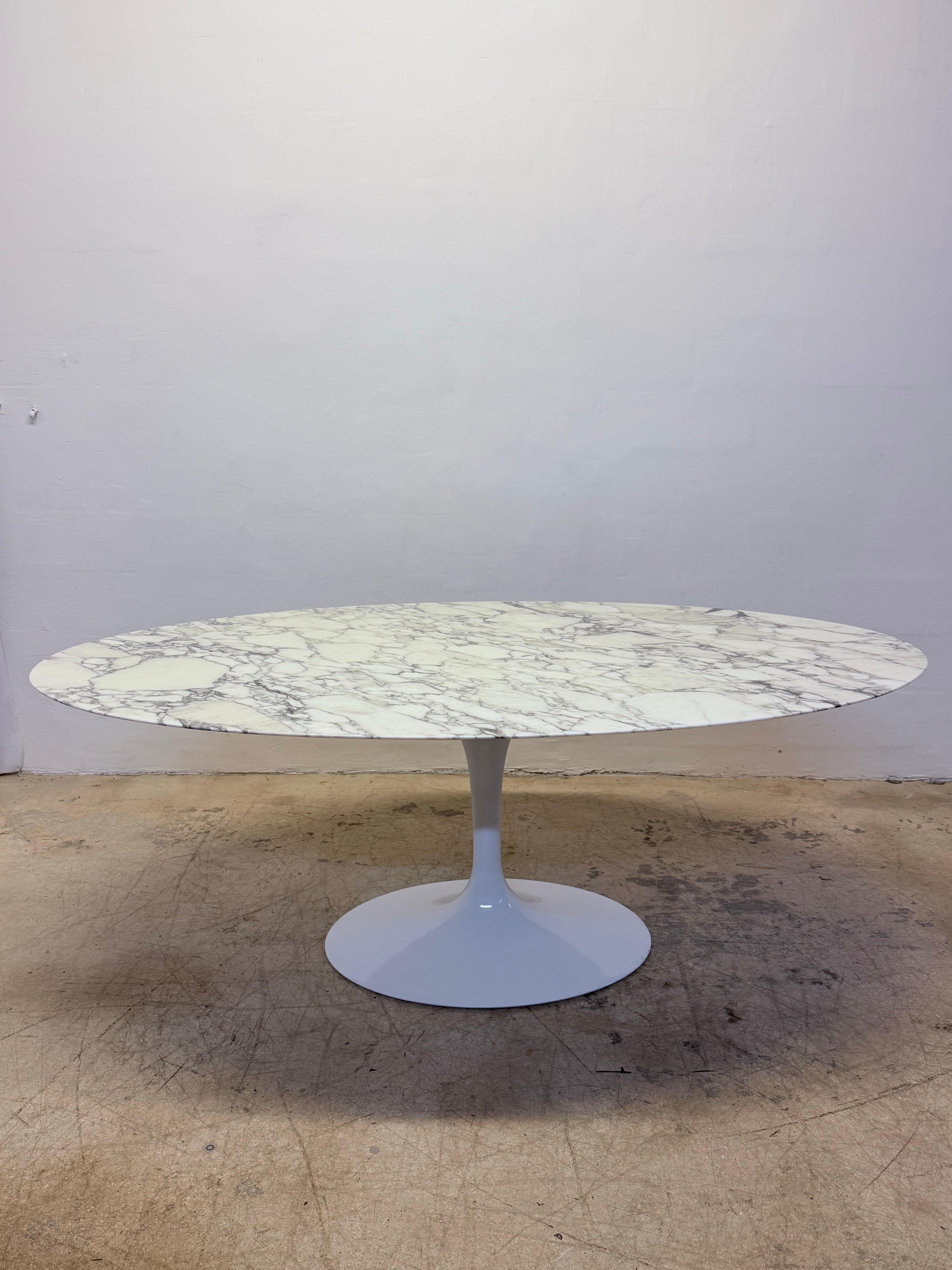 Tavolo da pranzo con piedistallo a tulipano di Eero Saarinen per Knoll con piano ovale da 78