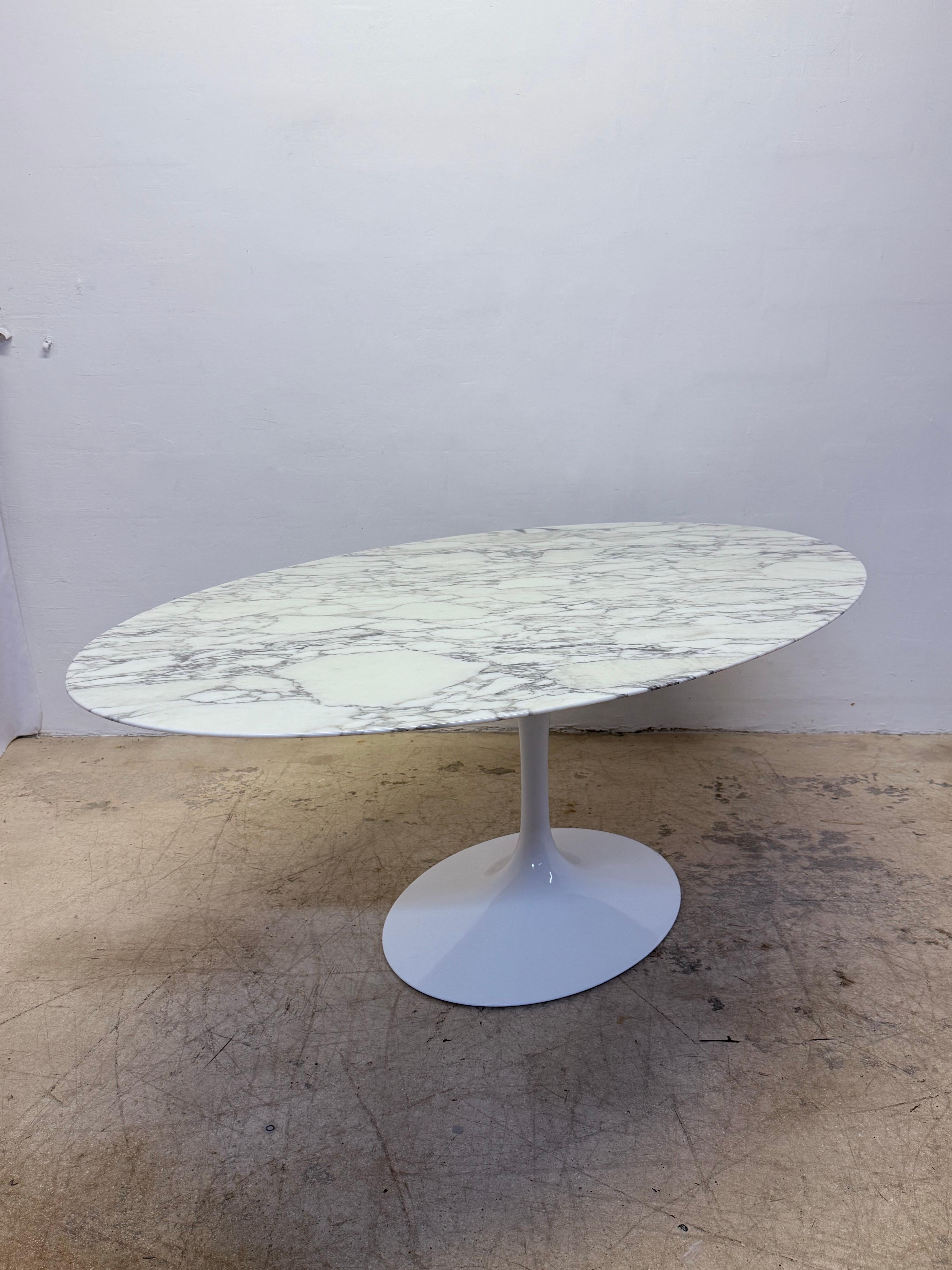 Mid-Century moderno Tavolo da pranzo ovale in marmo Arabescato Tulip di Eero Saarinen da 78 pollici per Knoll, anni 2000 in vendita