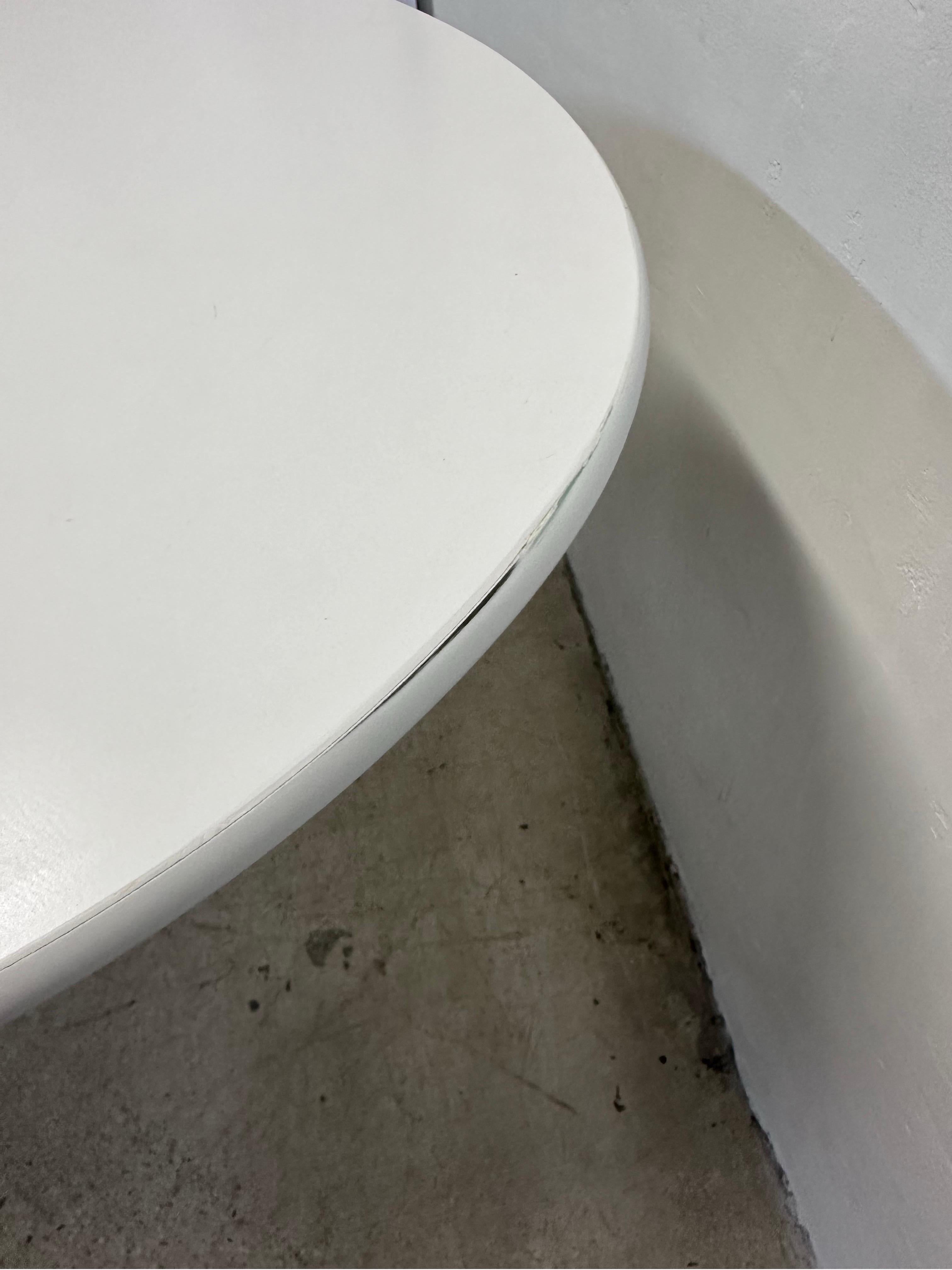 Table de salle à manger ou table centrale ovale en stratifié blanc Eero Saarinen 78 pour Knoll en vente 4