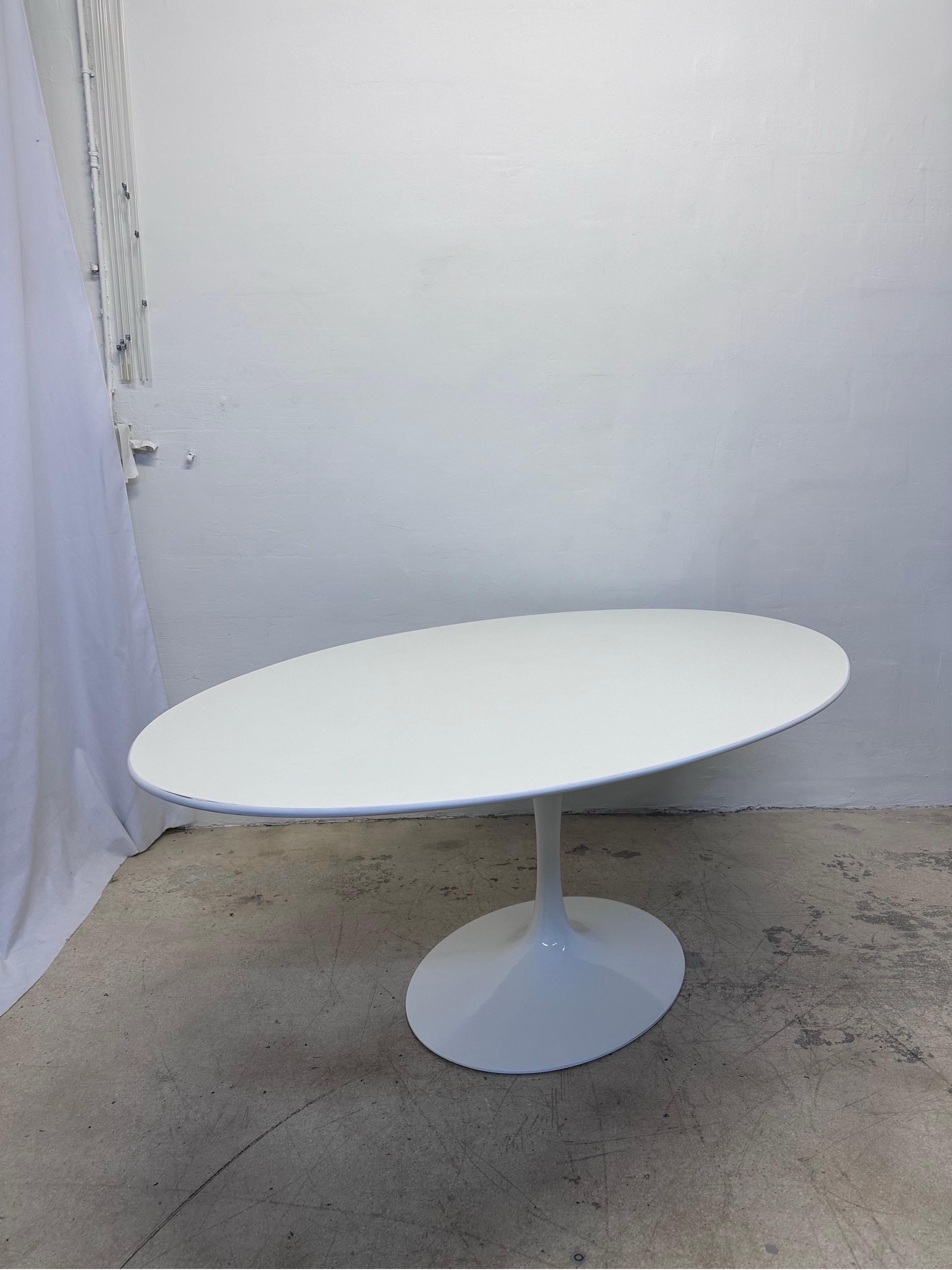Mid-Century Modern Table de salle à manger ou table centrale ovale en stratifié blanc Eero Saarinen 78 pour Knoll en vente
