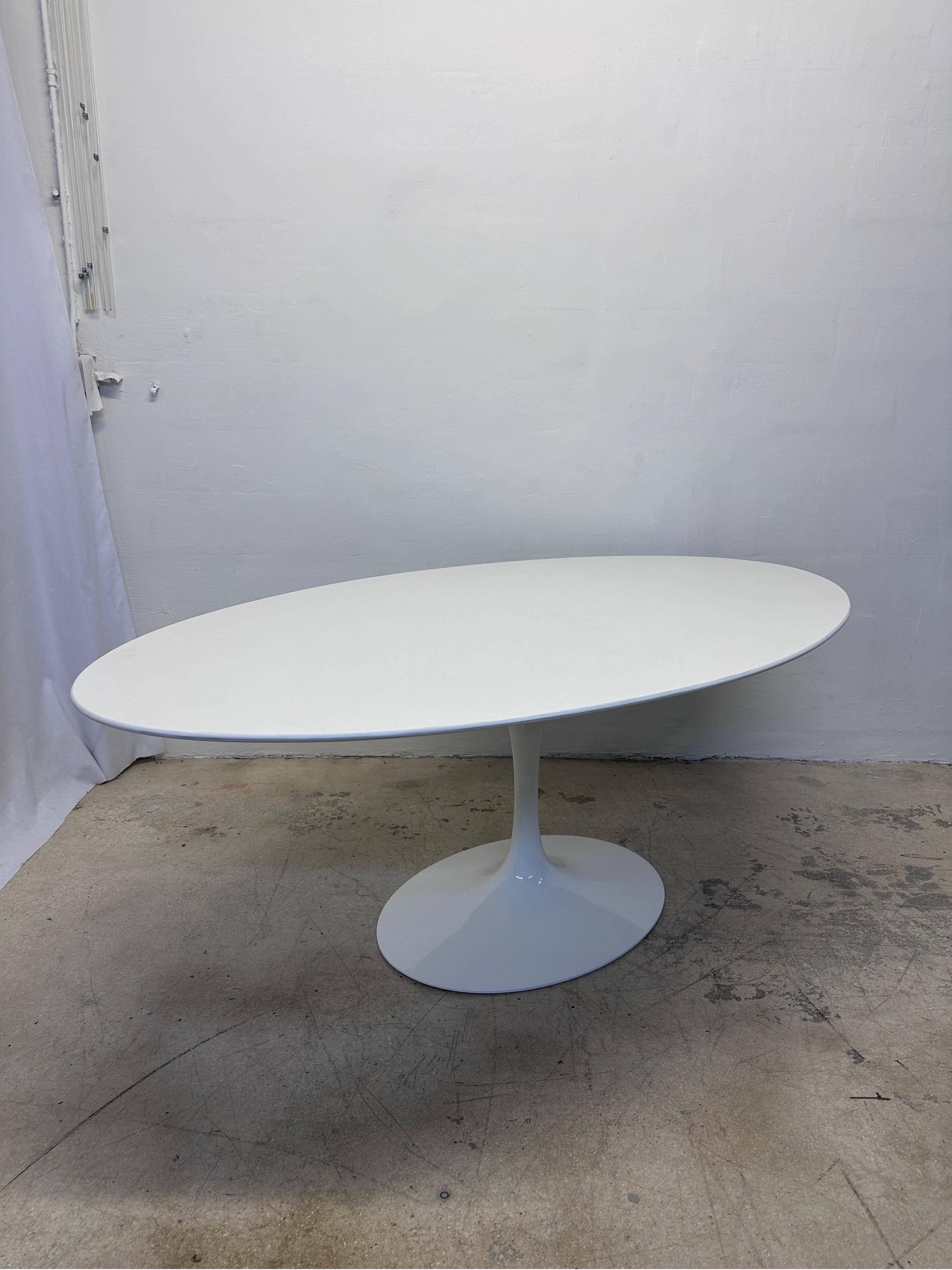 20ième siècle Table de salle à manger ou table centrale ovale en stratifié blanc Eero Saarinen 78 pour Knoll en vente