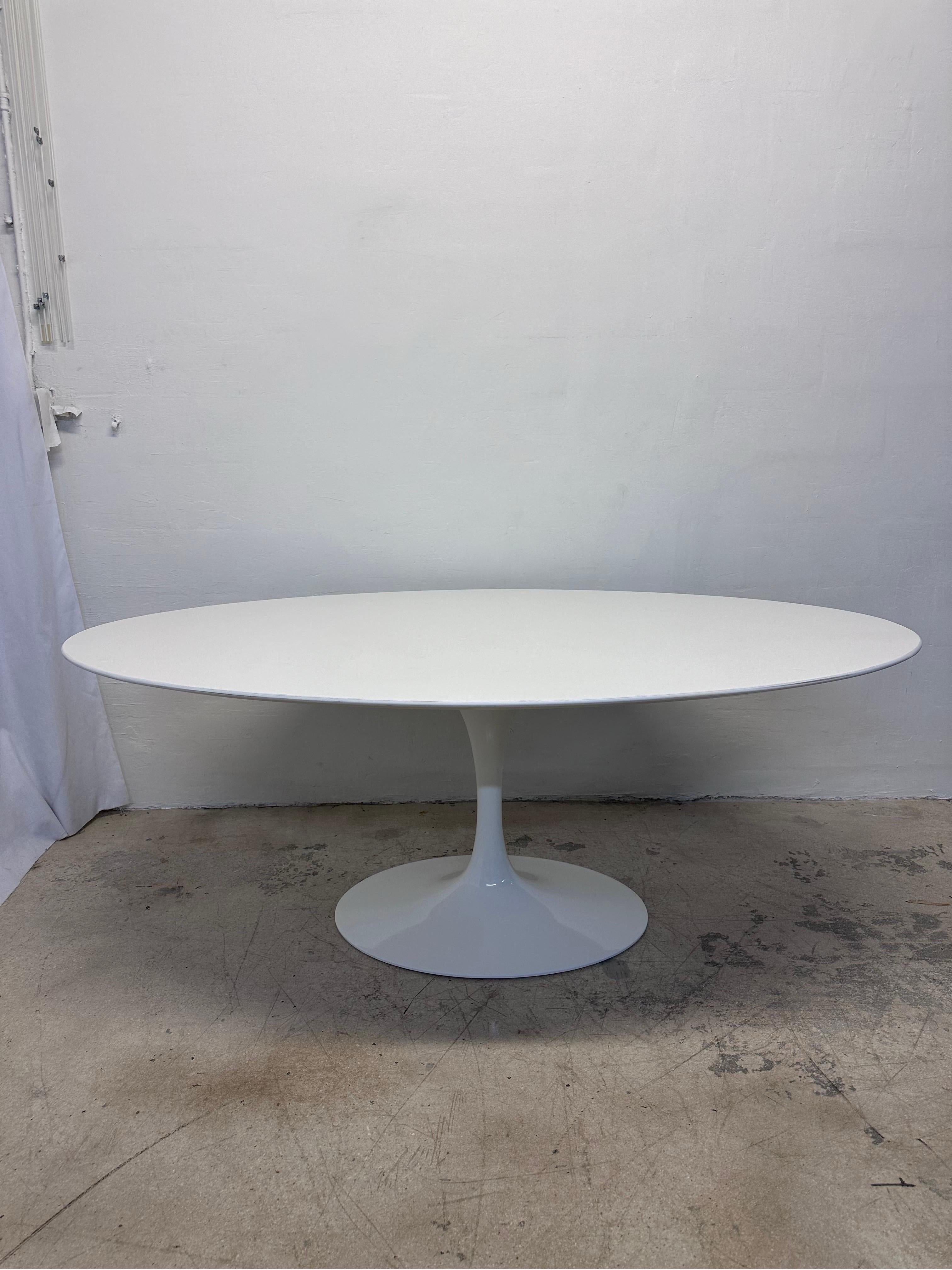 Stratifié Table de salle à manger ou table centrale ovale en stratifié blanc Eero Saarinen 78 pour Knoll en vente