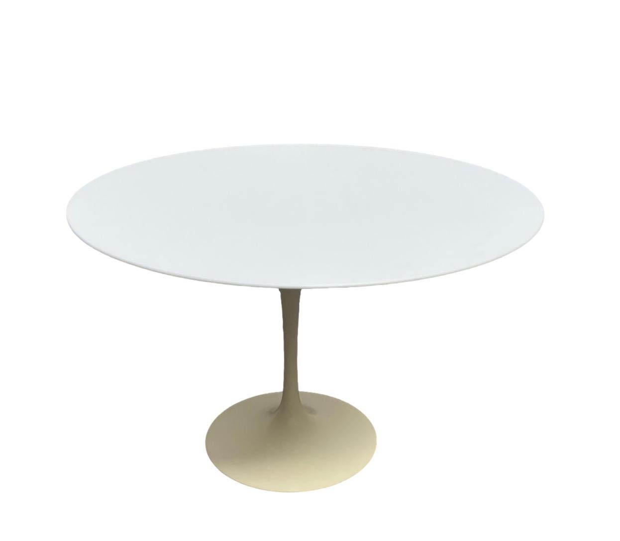 Original Tulipano table from the Eero Saarinen collection by Knoll Studio. Tulip round table, white with white base, plastic laminate and aluminium.