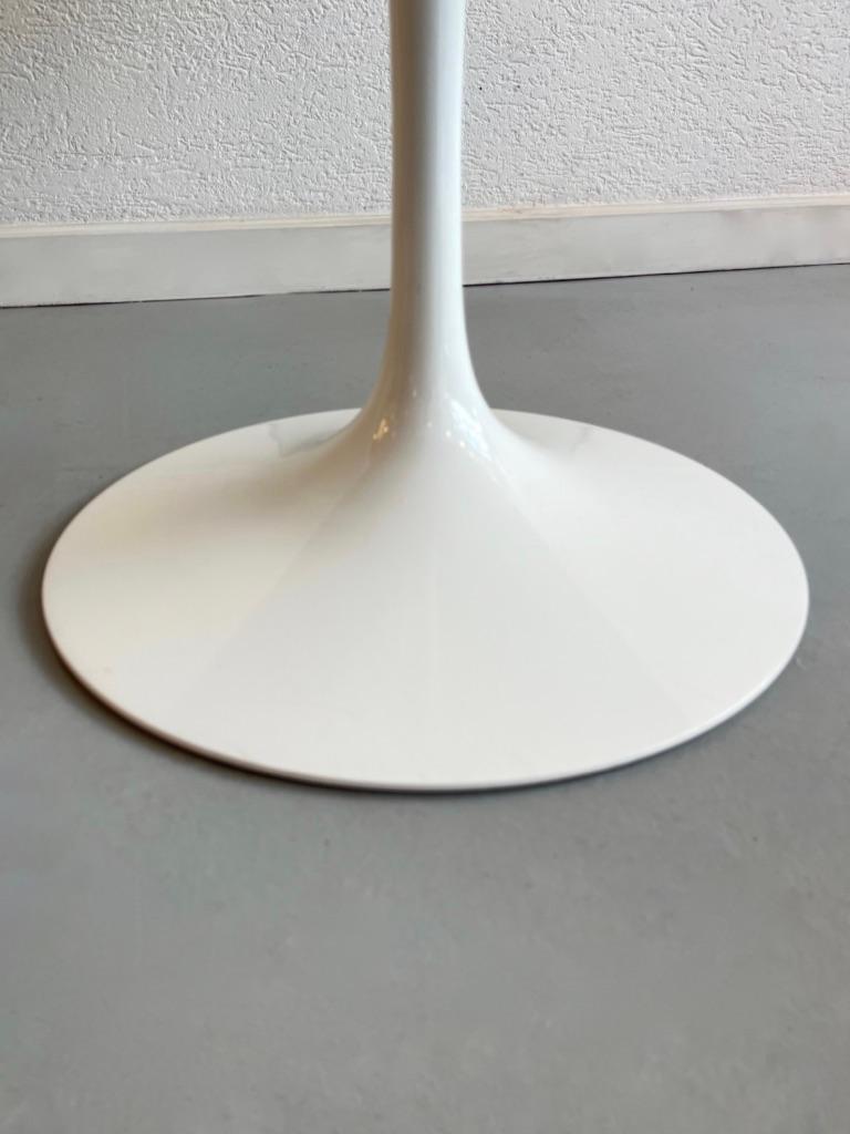 Eero Saarinen Arabescato Marble Pedestal Dining Table by Knoll, circa 2020 In Good Condition In Geneva, CH