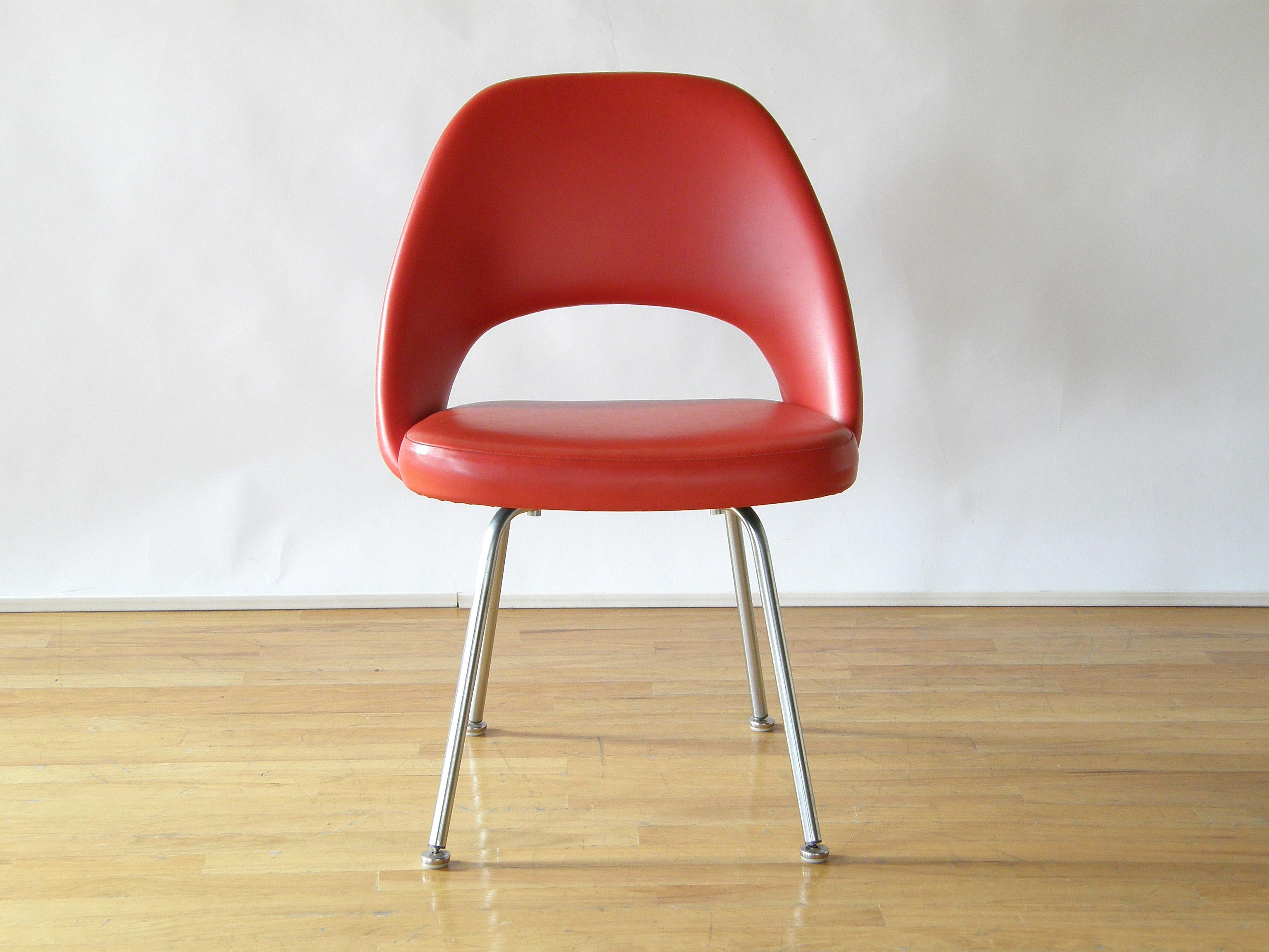 This Eero Saarinen armless executive desk chair, side chair, or dining chair for Knoll Associates retains its original upholstery. The lipstick red vinyl is nicely offset by the chrome legs.


   