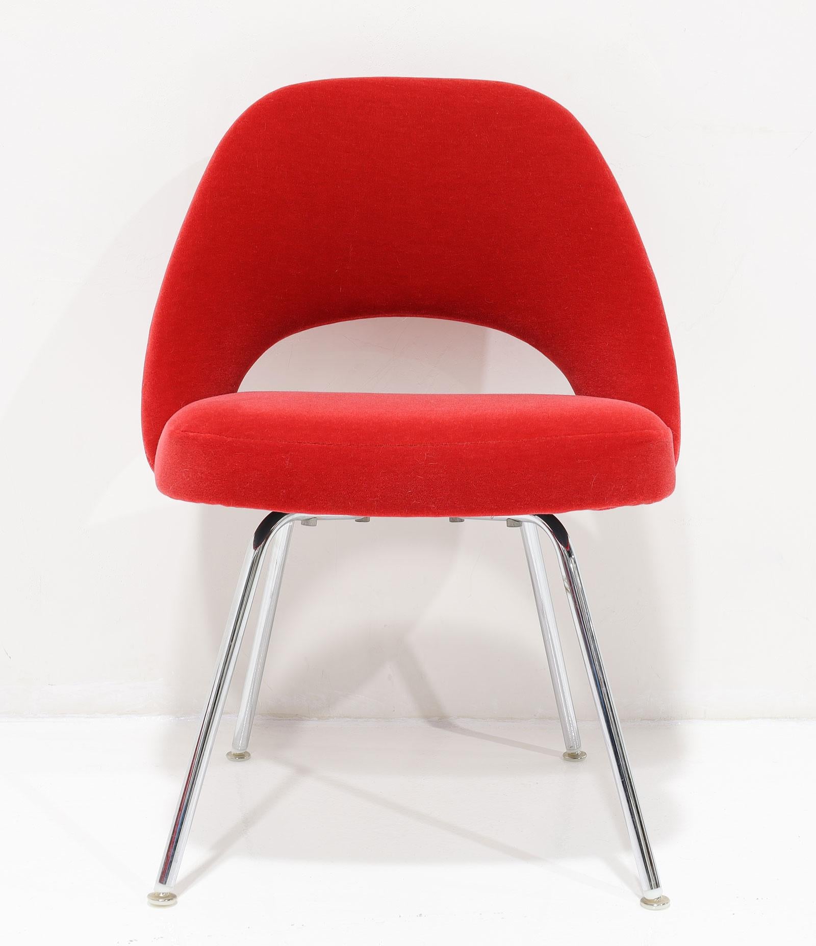 Sedie direzionali senza braccioli Eero Saarinen di Knoll in mohair rosso Donghia in vendita 3