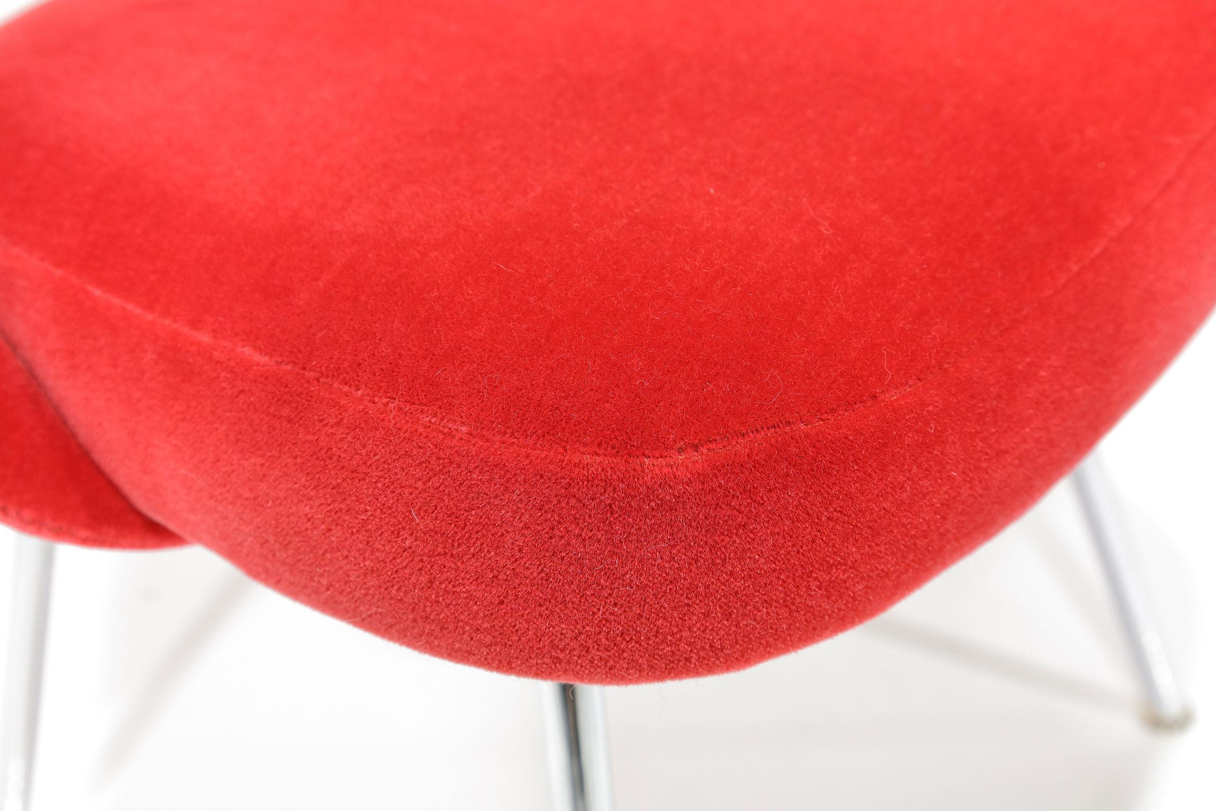 Sedie direzionali senza braccioli Eero Saarinen di Knoll in mohair rosso Donghia in vendita 4