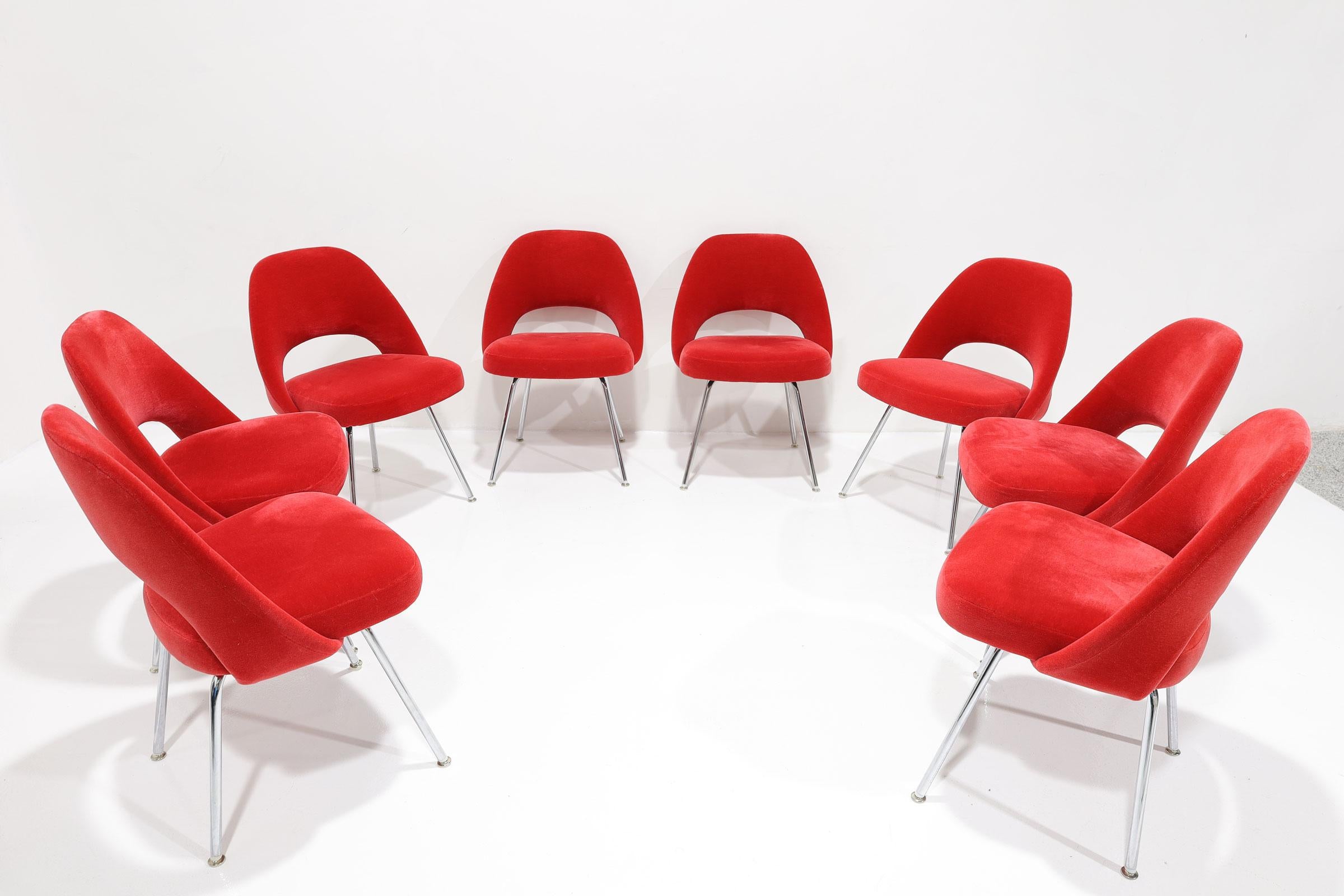 Una delle più grandi sedie mai progettate, la sedia direzionale senza braccioli di Eero Saarinen, aggiunge un'eleganza senza tempo a qualsiasi casa. Questo pezzo iconico non solo è comodo ed elegante, ma si adatta con grazia a qualsiasi tavolo ed è