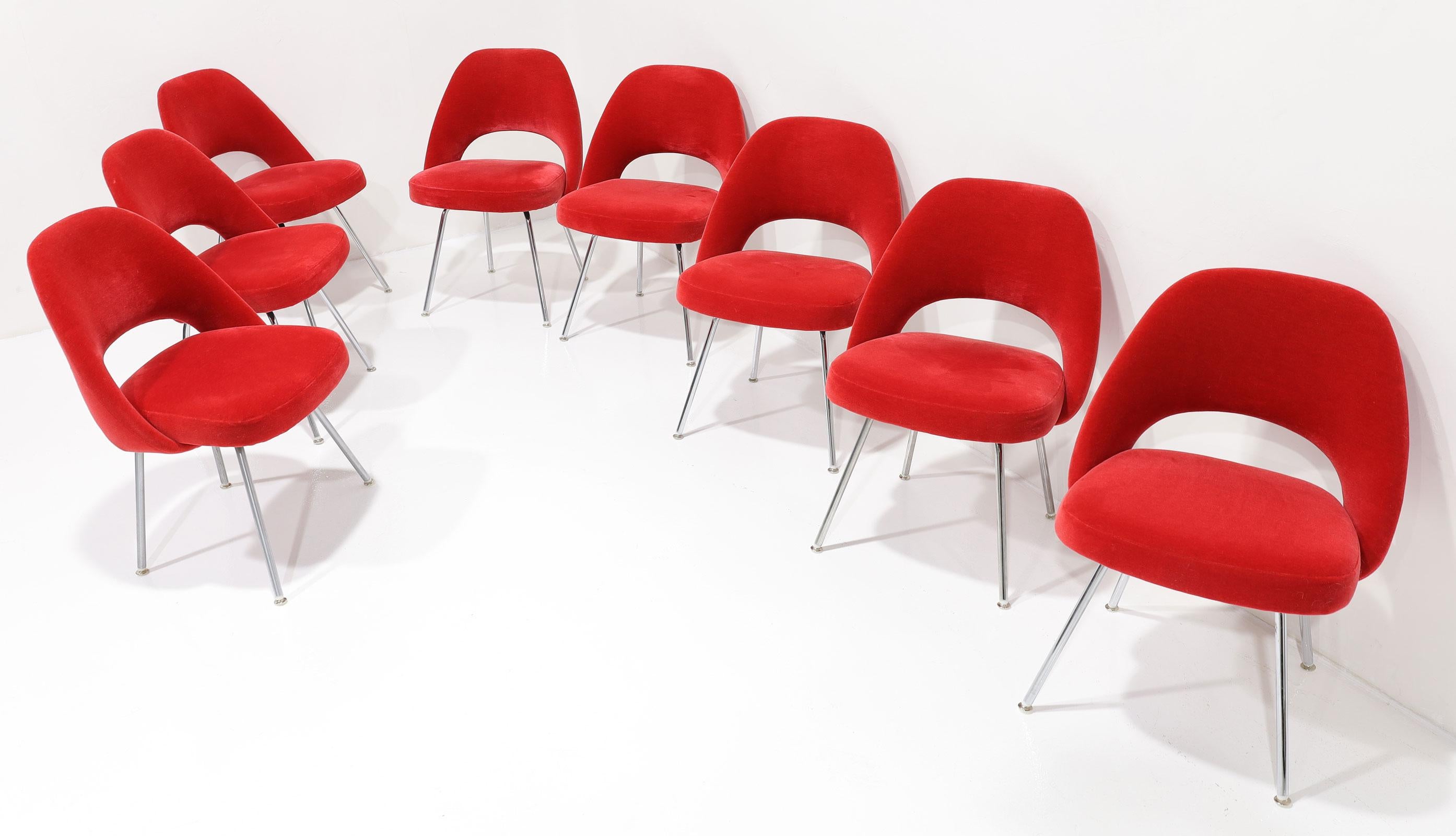 Mid-Century moderno Sedie direzionali senza braccioli Eero Saarinen di Knoll in mohair rosso Donghia in vendita