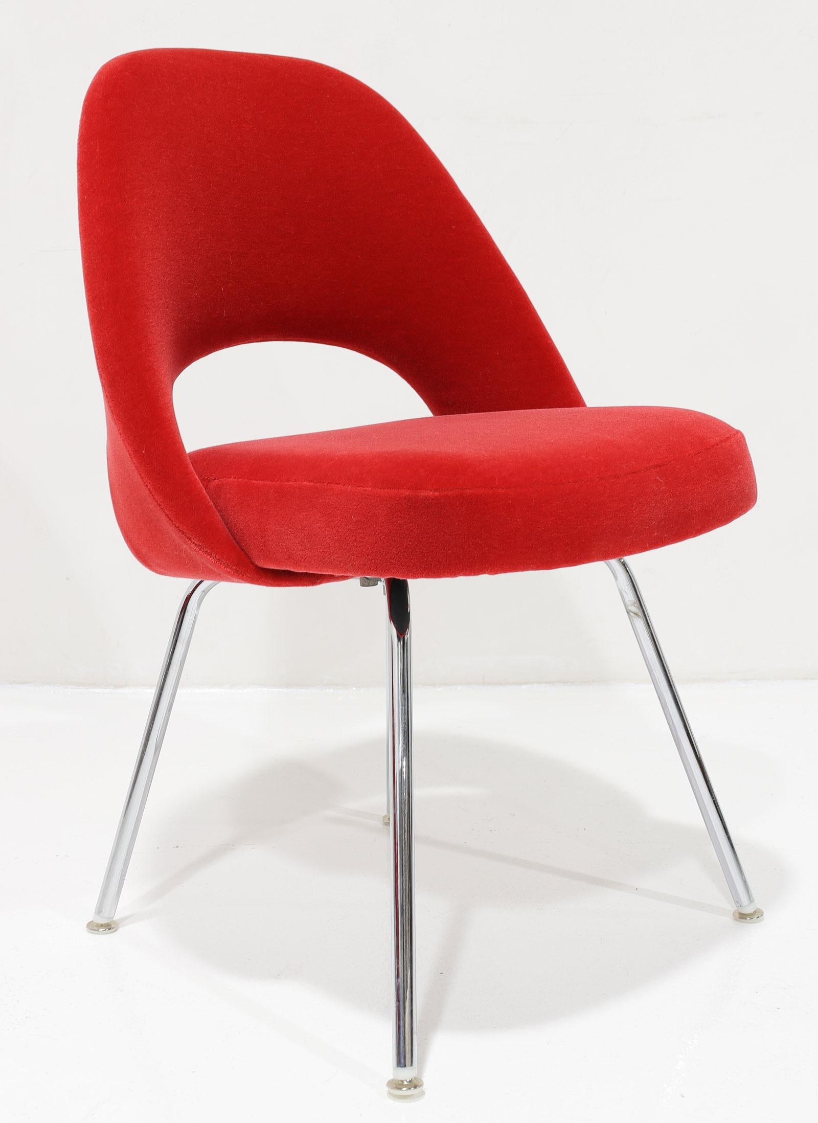 Americano Sedie direzionali senza braccioli Eero Saarinen di Knoll in mohair rosso Donghia in vendita