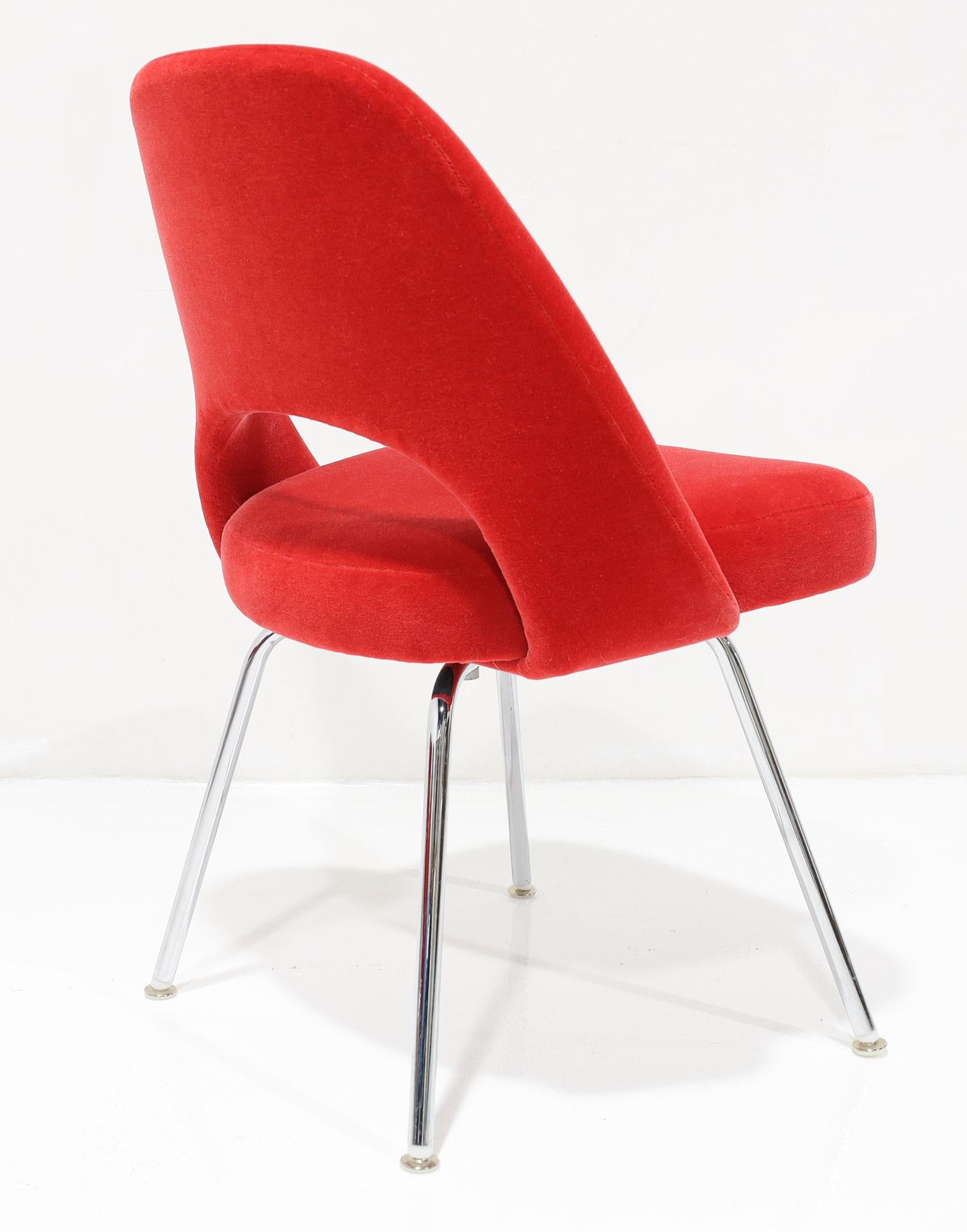 XX secolo Sedie direzionali senza braccioli Eero Saarinen di Knoll in mohair rosso Donghia in vendita