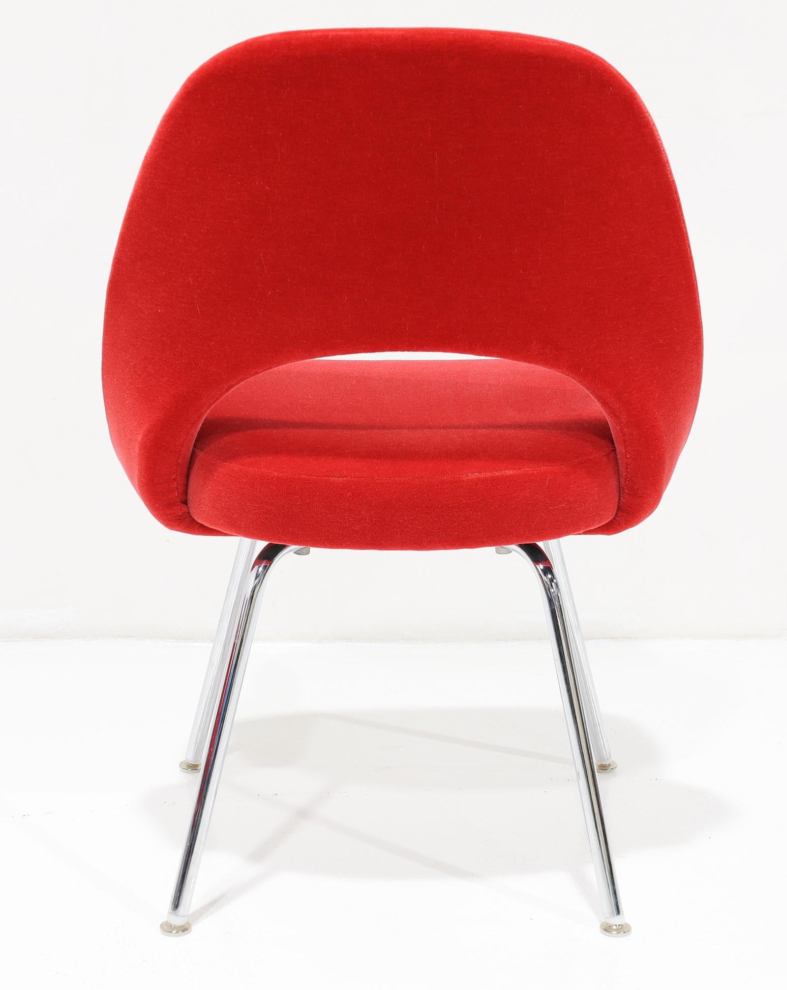 Metallo Sedie direzionali senza braccioli Eero Saarinen di Knoll in mohair rosso Donghia in vendita