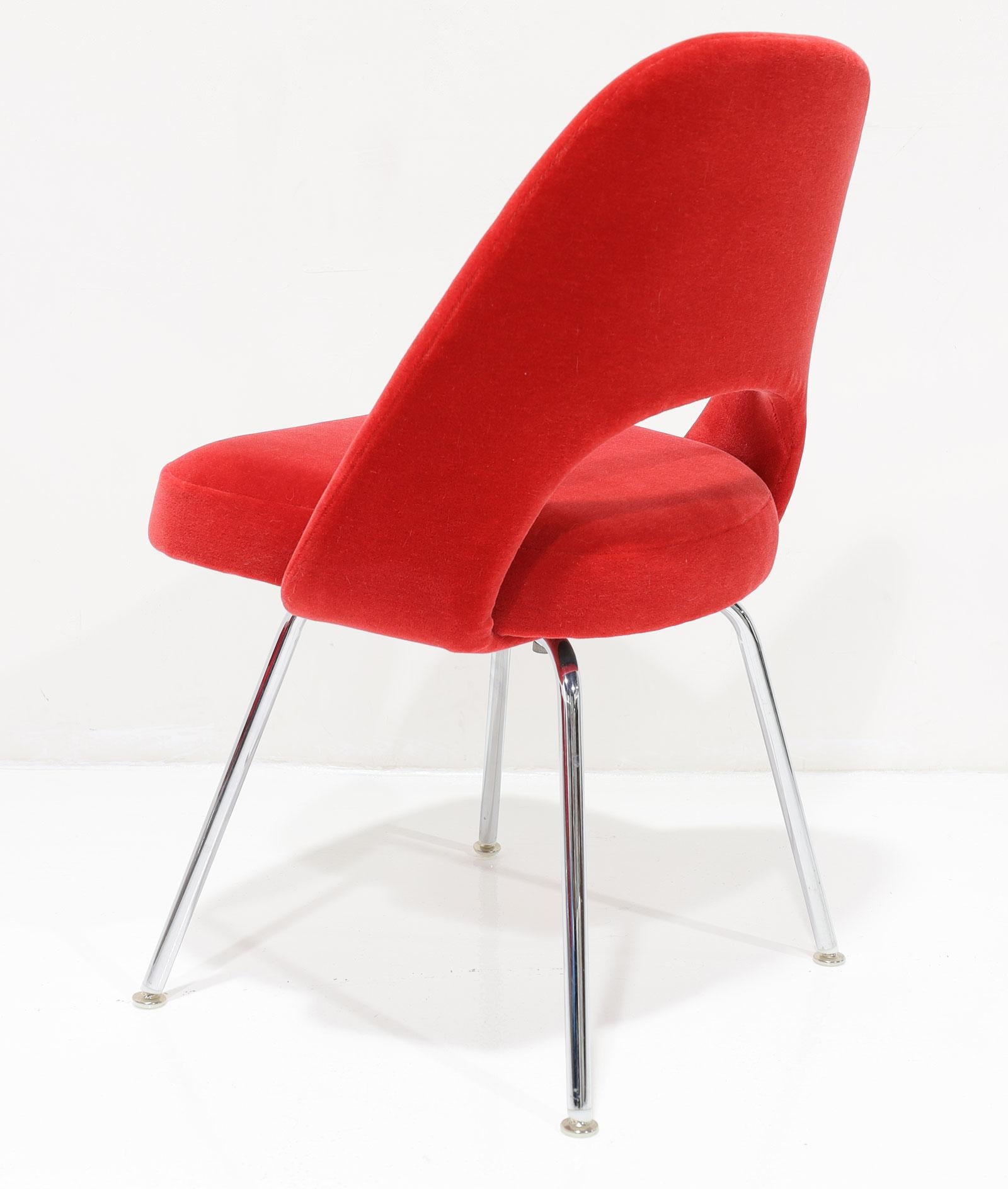 Sedie direzionali senza braccioli Eero Saarinen di Knoll in mohair rosso Donghia in vendita 1