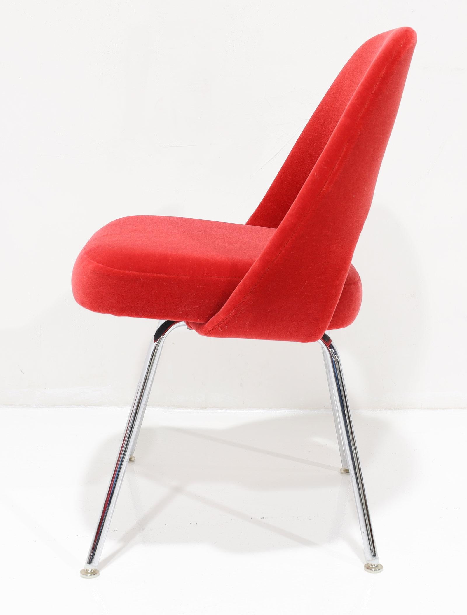 Sedie direzionali senza braccioli Eero Saarinen di Knoll in mohair rosso Donghia in vendita 2