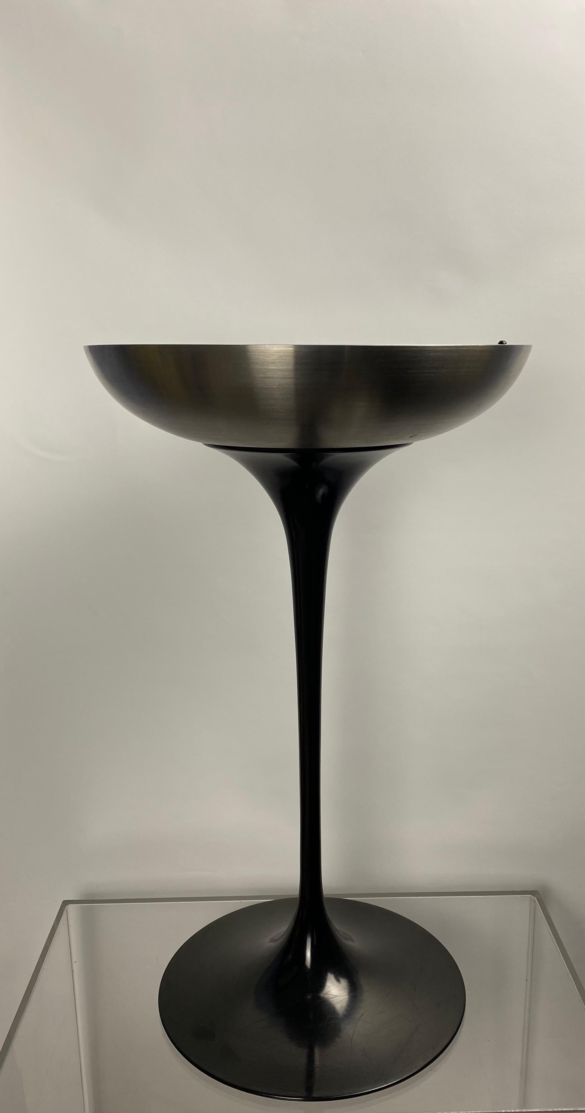 A rare black Version of the Eero Saarinen Tulip Pedestal Ashtray for Knoll International from the 1970s.
Made in combination of cast aluminium and stainless steel this tulip pedestal stand is a very stylish and elegant way to hide the remains of