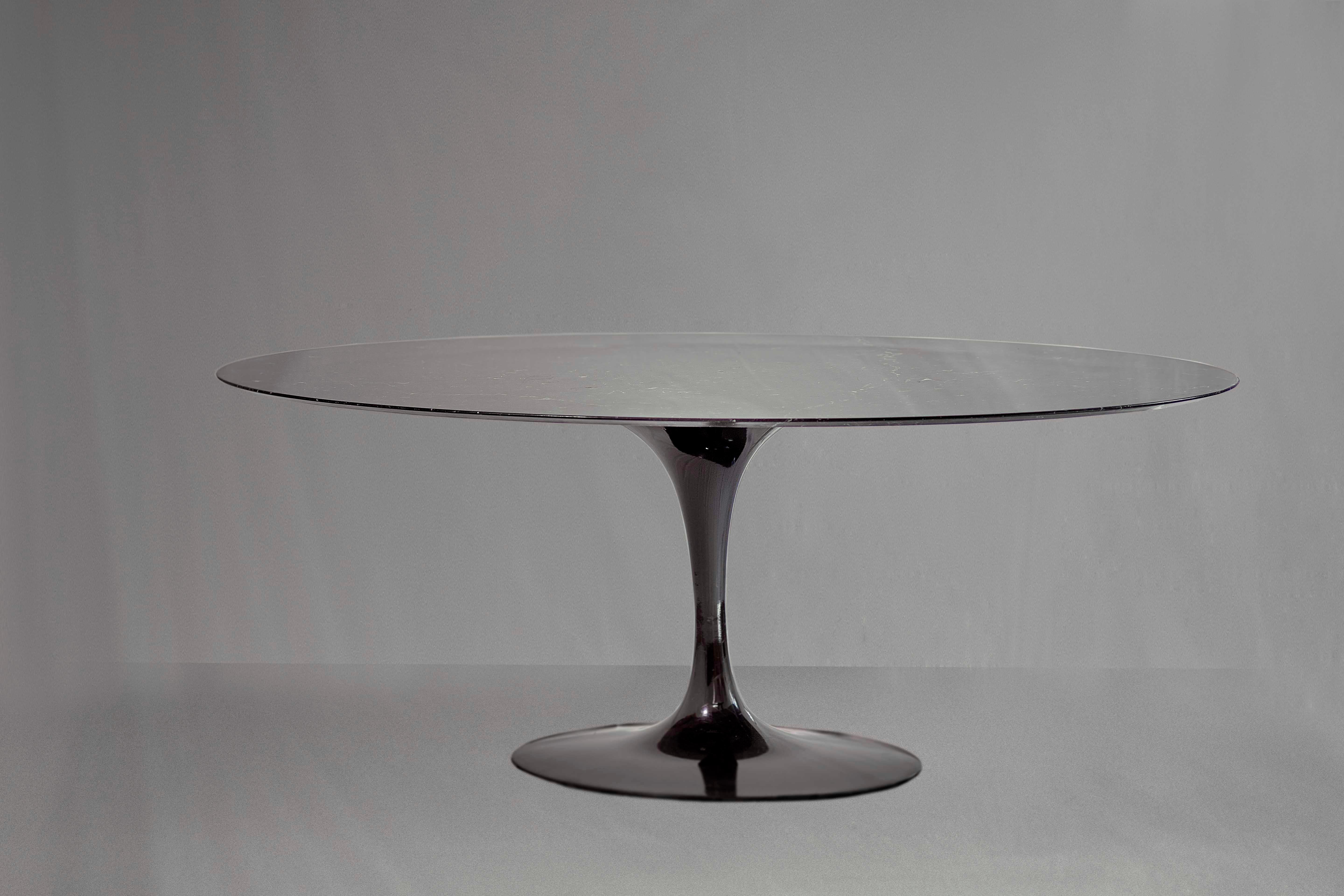 Ein atemberaubender Eero Saarinen Esstisch mit Sockel, schwarzer Marquina Marmor nach Maß 
Saarinen (geb. 1910 - gest. 1961) war ein finnischer Architekt und Designer, der vor allem für den Entwurf des eleganten 