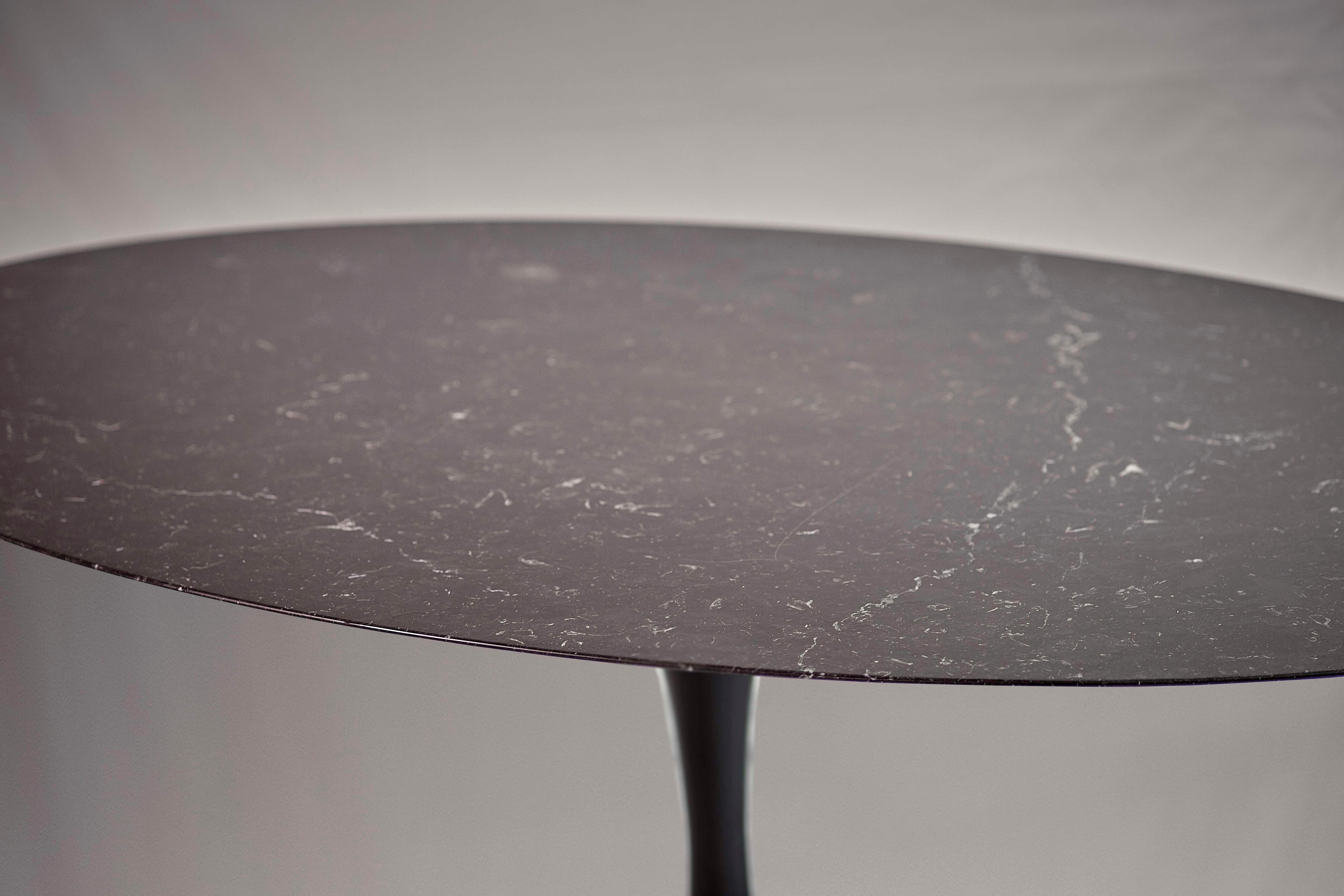 Eero Saarinen, Tulpentisch mit schwarzer Marquina-Platte. Schwarzer Sockel (Moderne der Mitte des Jahrhunderts) im Angebot