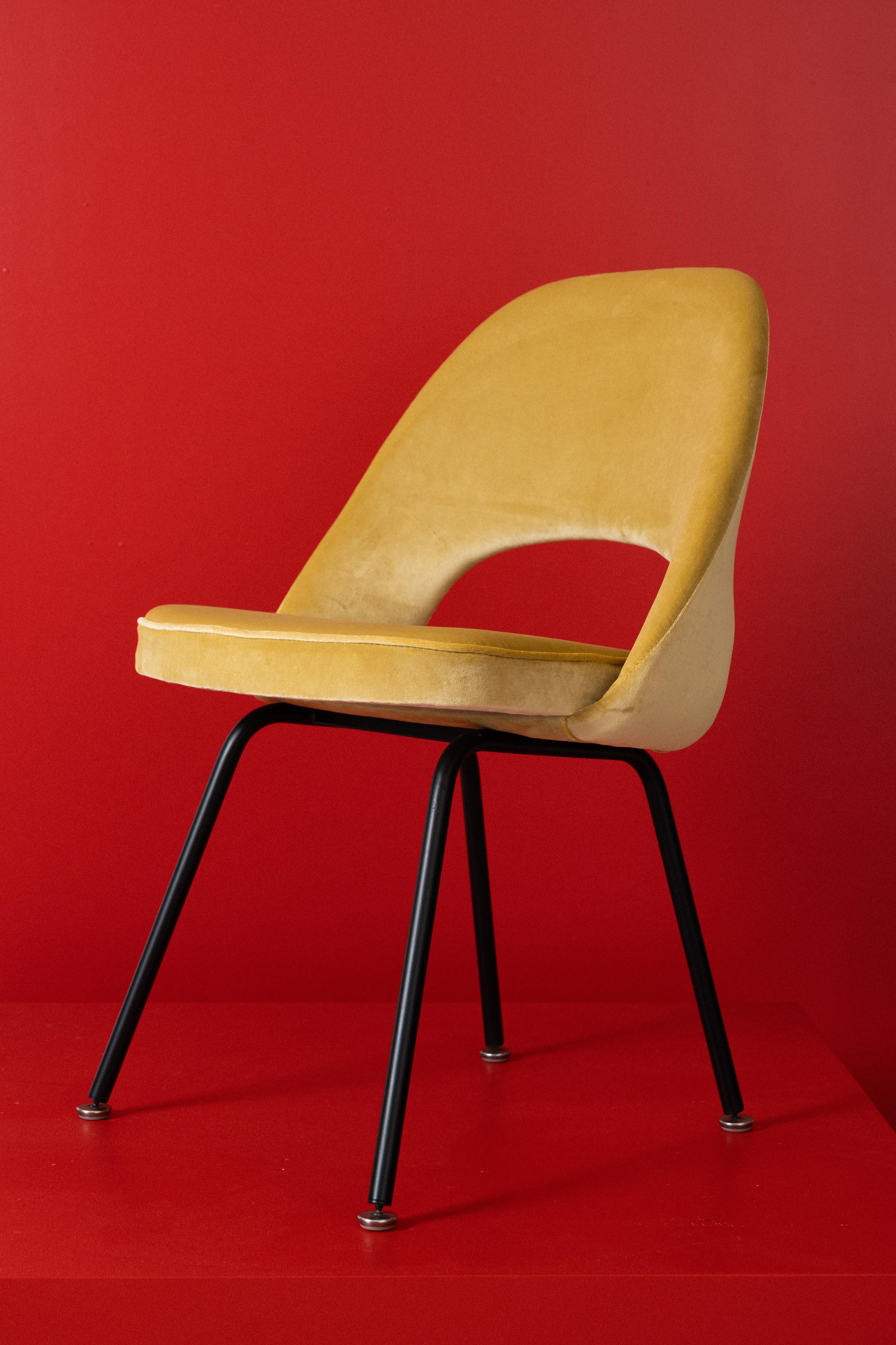 Eero Saarinen progettava i mobili come un mezzo per risolvere i problemi. Ciascuna delle sue opere aveva un vocabolario formale distinto, sorprendentemente diverso dall'altra. Le Sedie Modello 71 e 72 - ora note come Sedie Direzionali Saarinen -