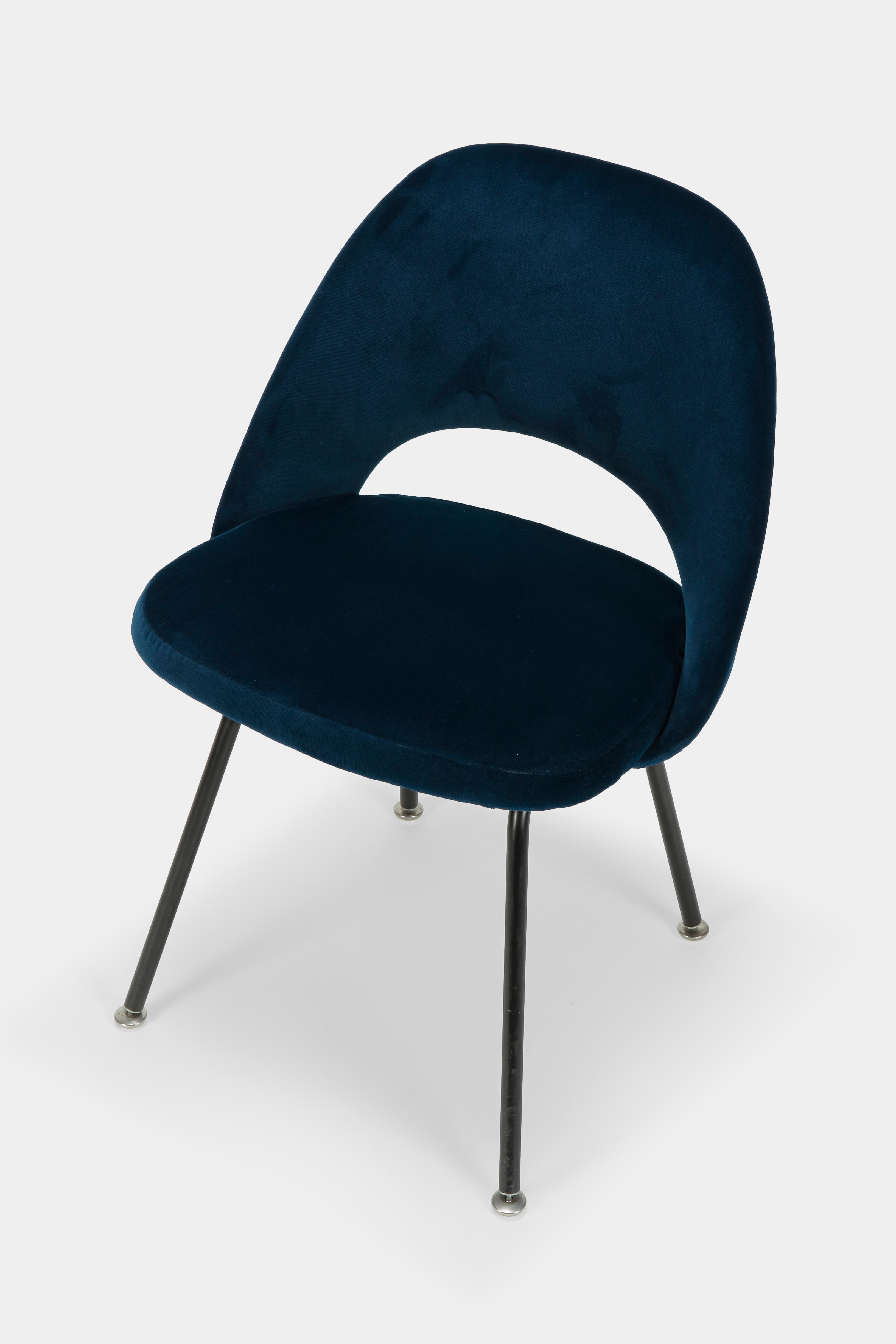 Description
Eero Saarinen chair model 72 manufactured by Knoll International in the 1950s in the USA. This iconic model is reupholstered with a deep blue velvet fabric.
 