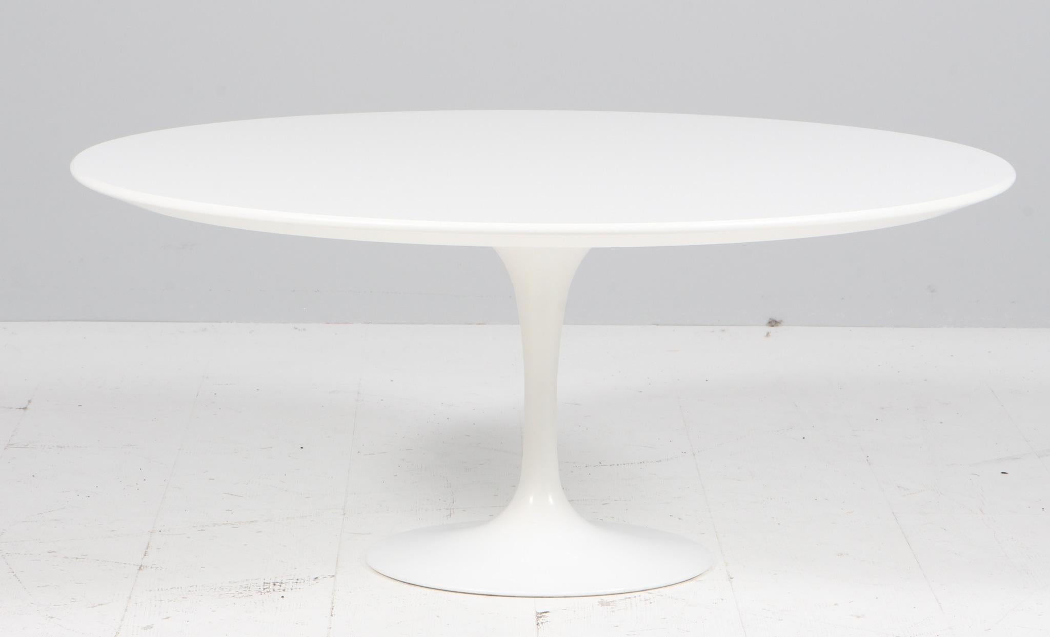 Eero Saarinen Tulip sofatable with white plate.

Manufactured by Knoll International.