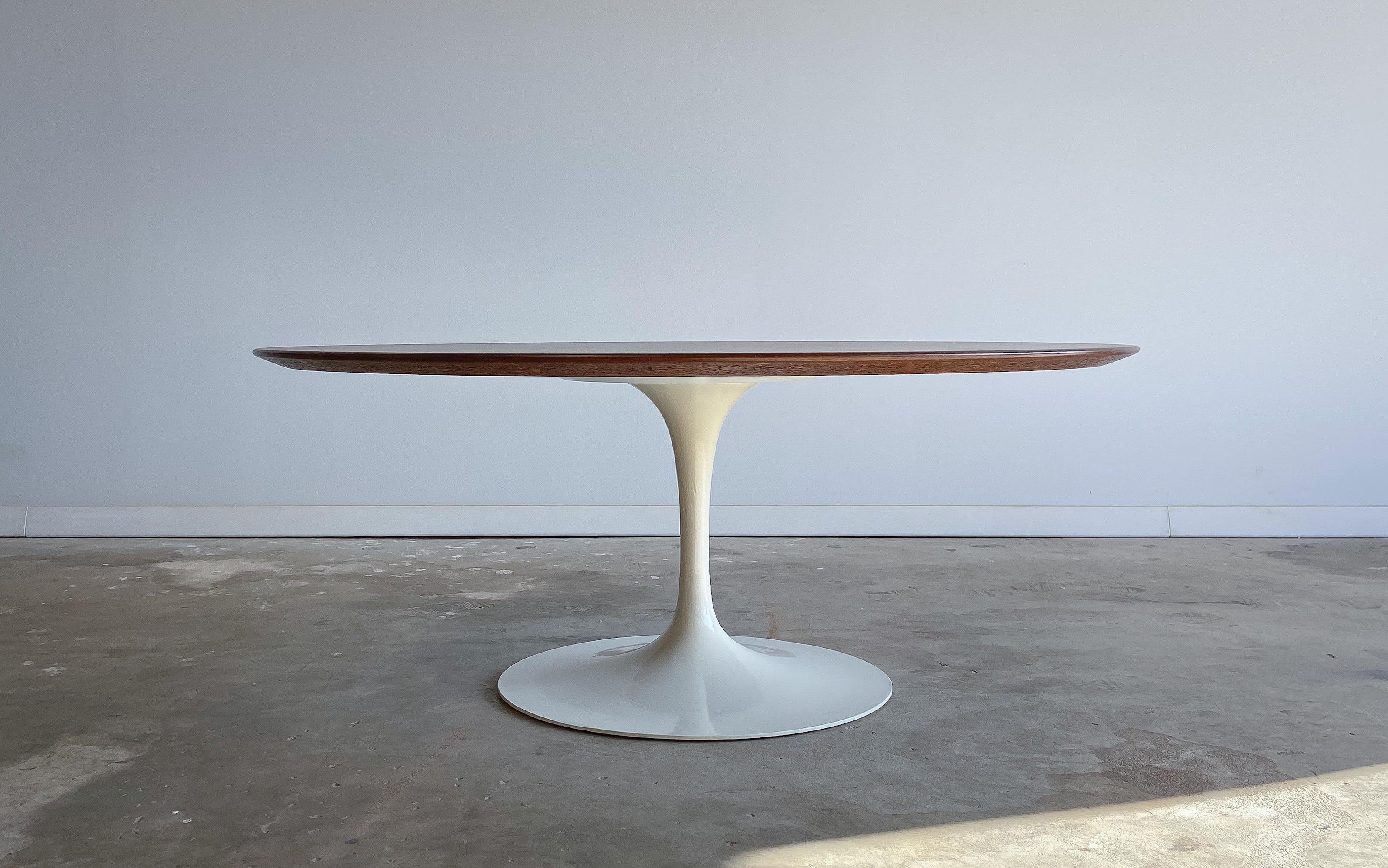 Ein ikonisches Design von einem ikonischen Designer.

Von Eero Saarinen entworfener Couchtisch für Knoll International. Dieser Tisch wurde in den 1970er Jahren hergestellt.

Mit einer schön gemaserten Walnussplatte und einem pulverbeschichteten
