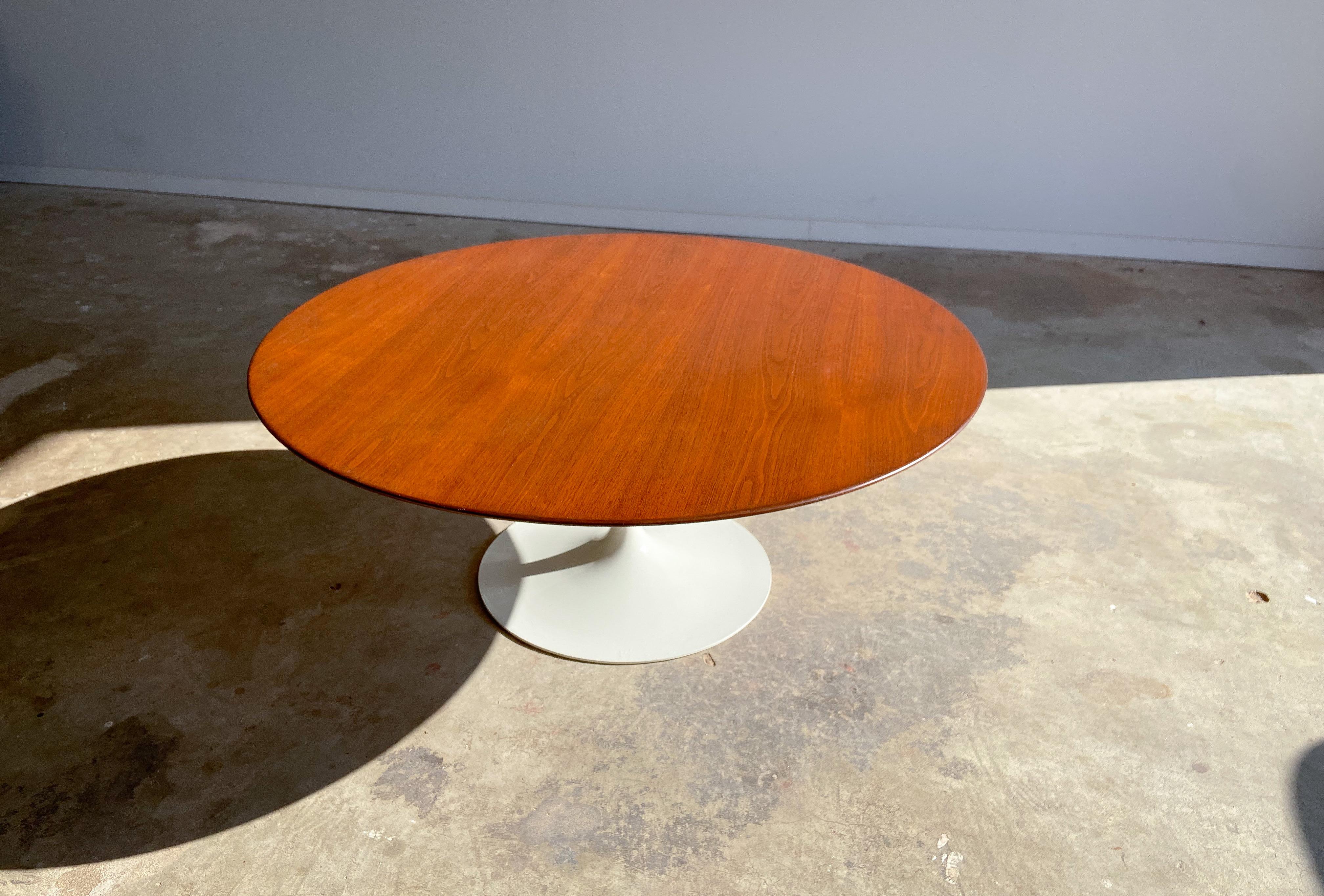 Mid-Century Modern Table basse Eero Saarinen pour Knoll, noyer, années 1970 en vente