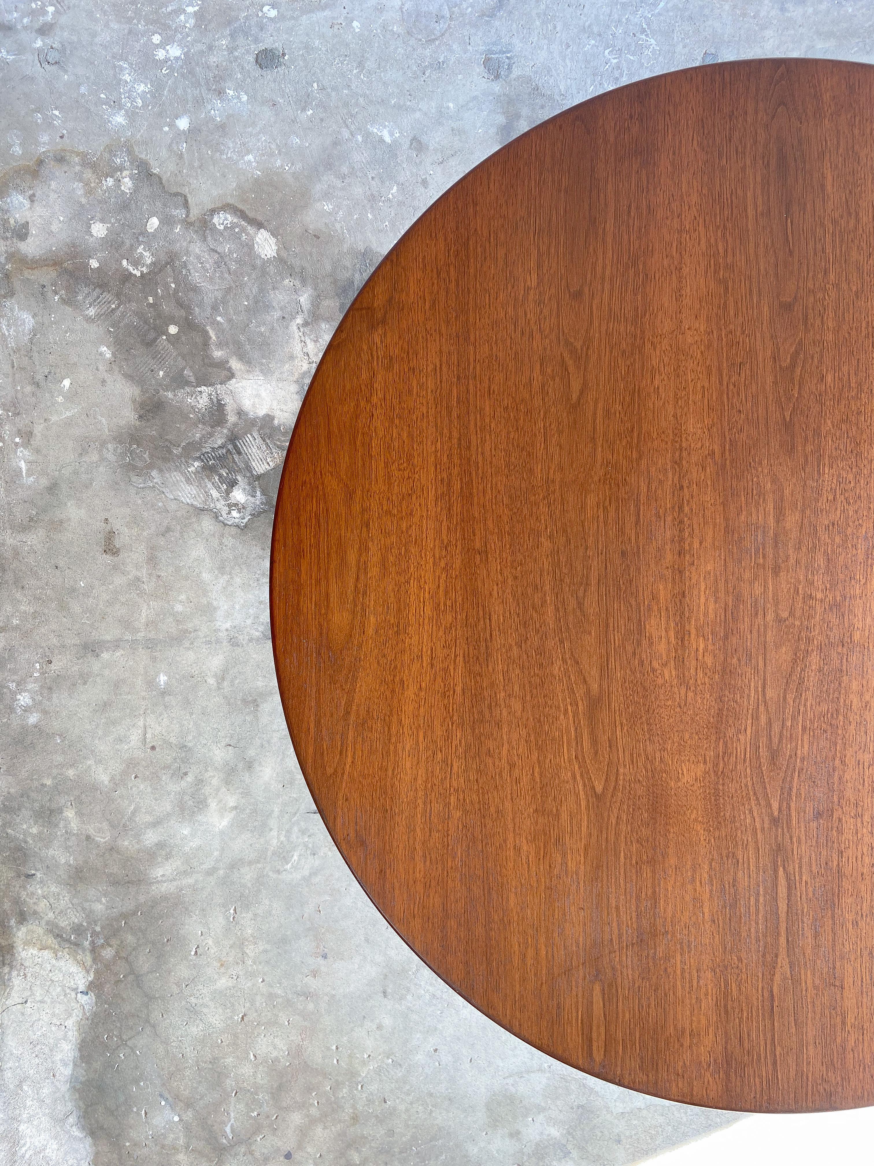 Eero Saarinen Coffee Table for Knoll, Walnut, 1970s In Good Condition For Sale In Round Rock, TX