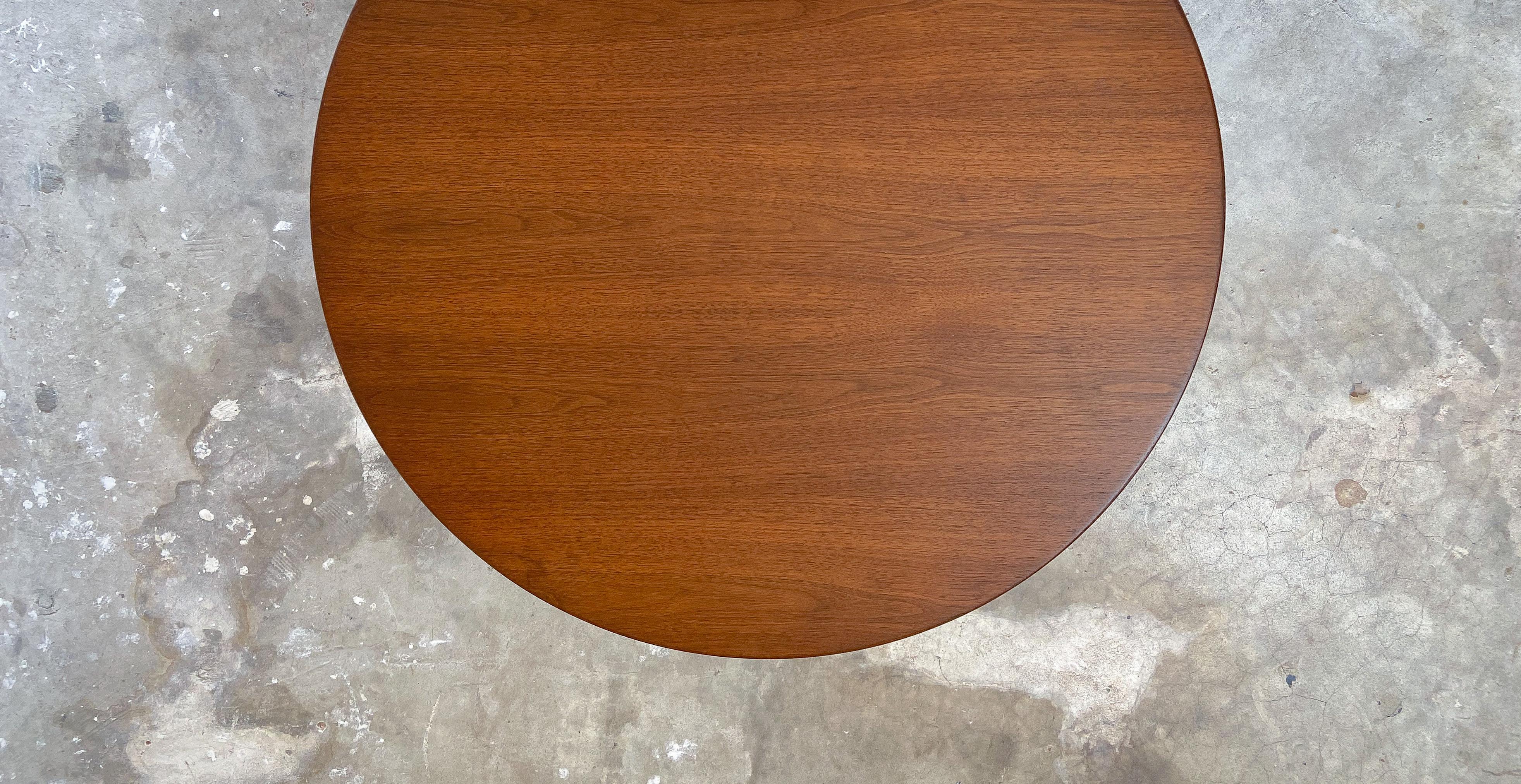 20ième siècle Table basse Eero Saarinen pour Knoll, noyer, années 1970 en vente