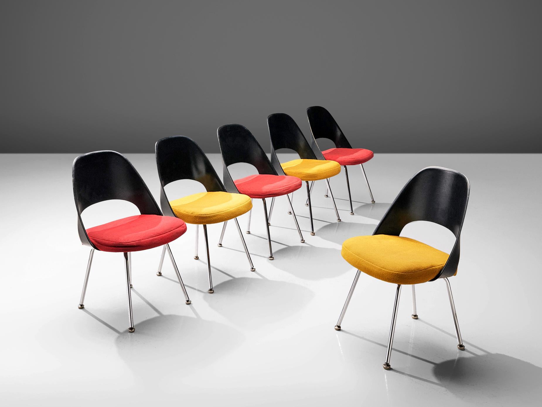 Eero Saarinen pour Knoll International, ensemble de six chaises de salle à manger, modèle '72', acier chromé, fibre de verre, tissu,  États-Unis, conception 1948, production 1970 

Chaises à manger modèle '72' conçues par Eero Saarinen. Les chaises