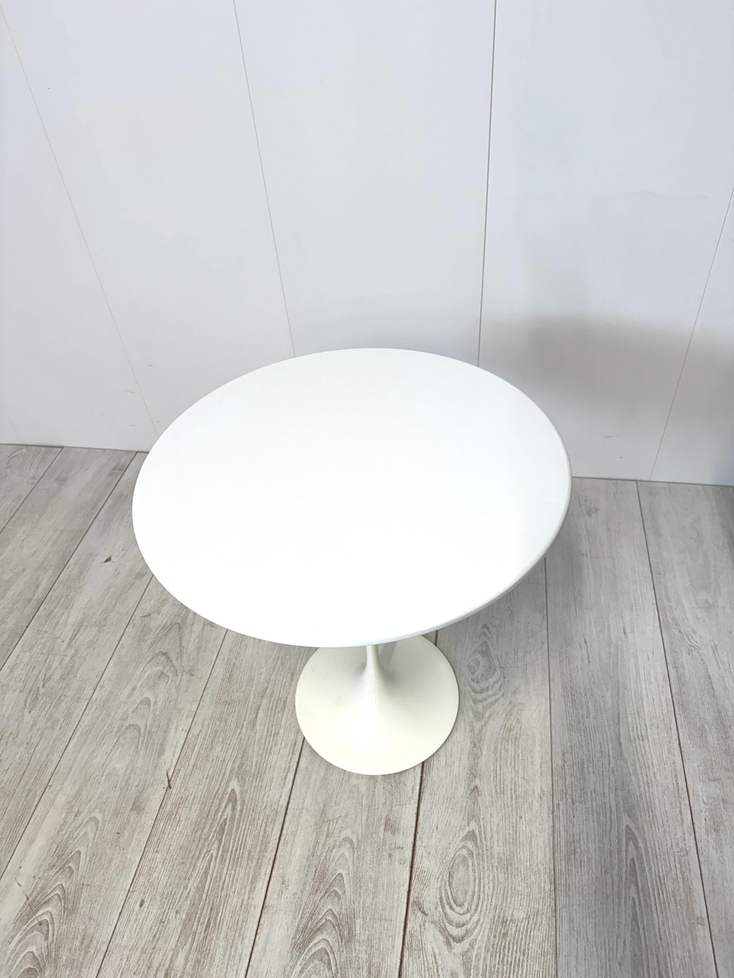 Eero Saarinen, Pair of coffee tables mod. Tulip, prod. Knoll, 1980s 4