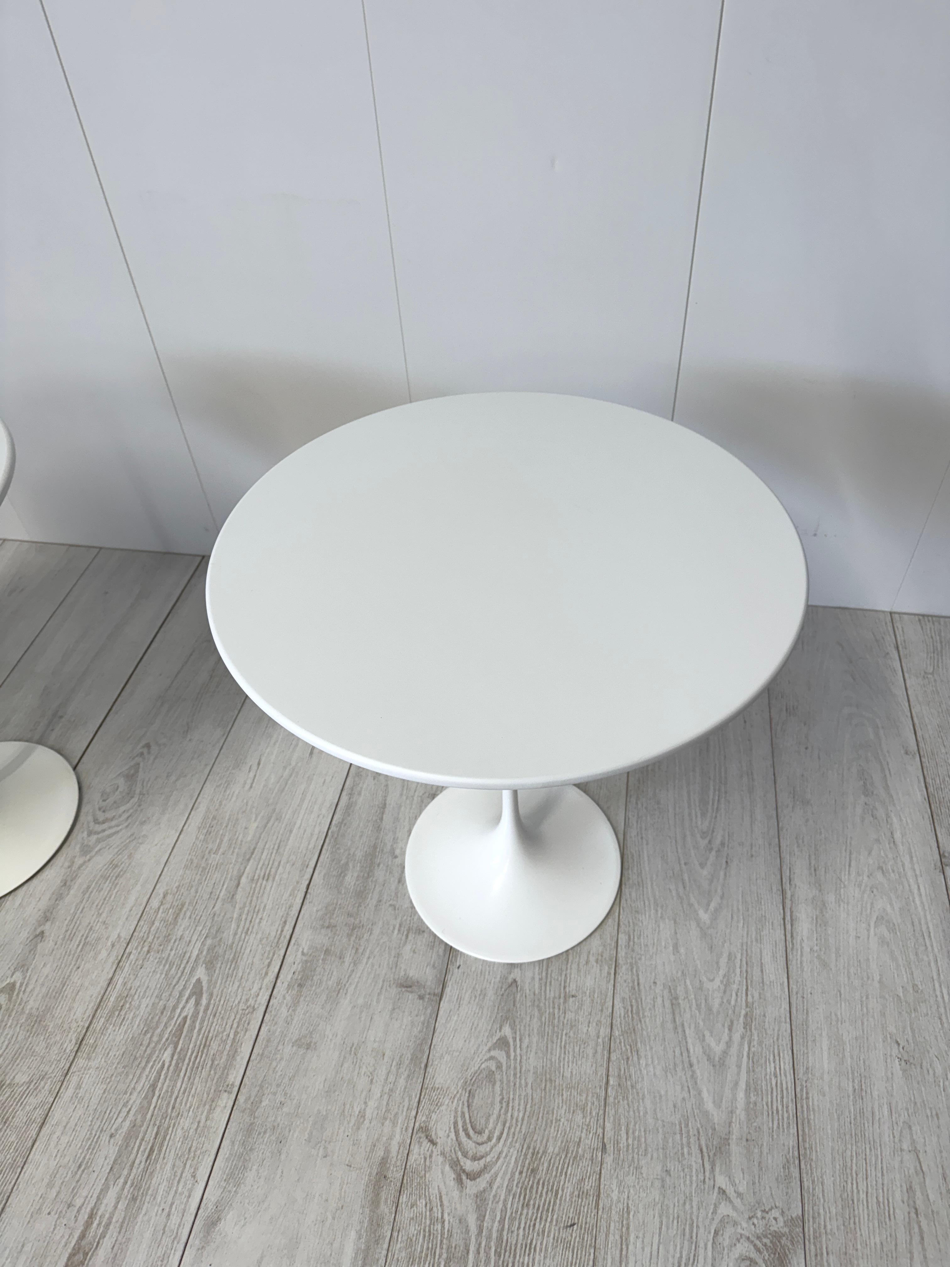 Eero Saarinen, Pair of coffee tables mod. Tulip, prod. Knoll, 1980s 5