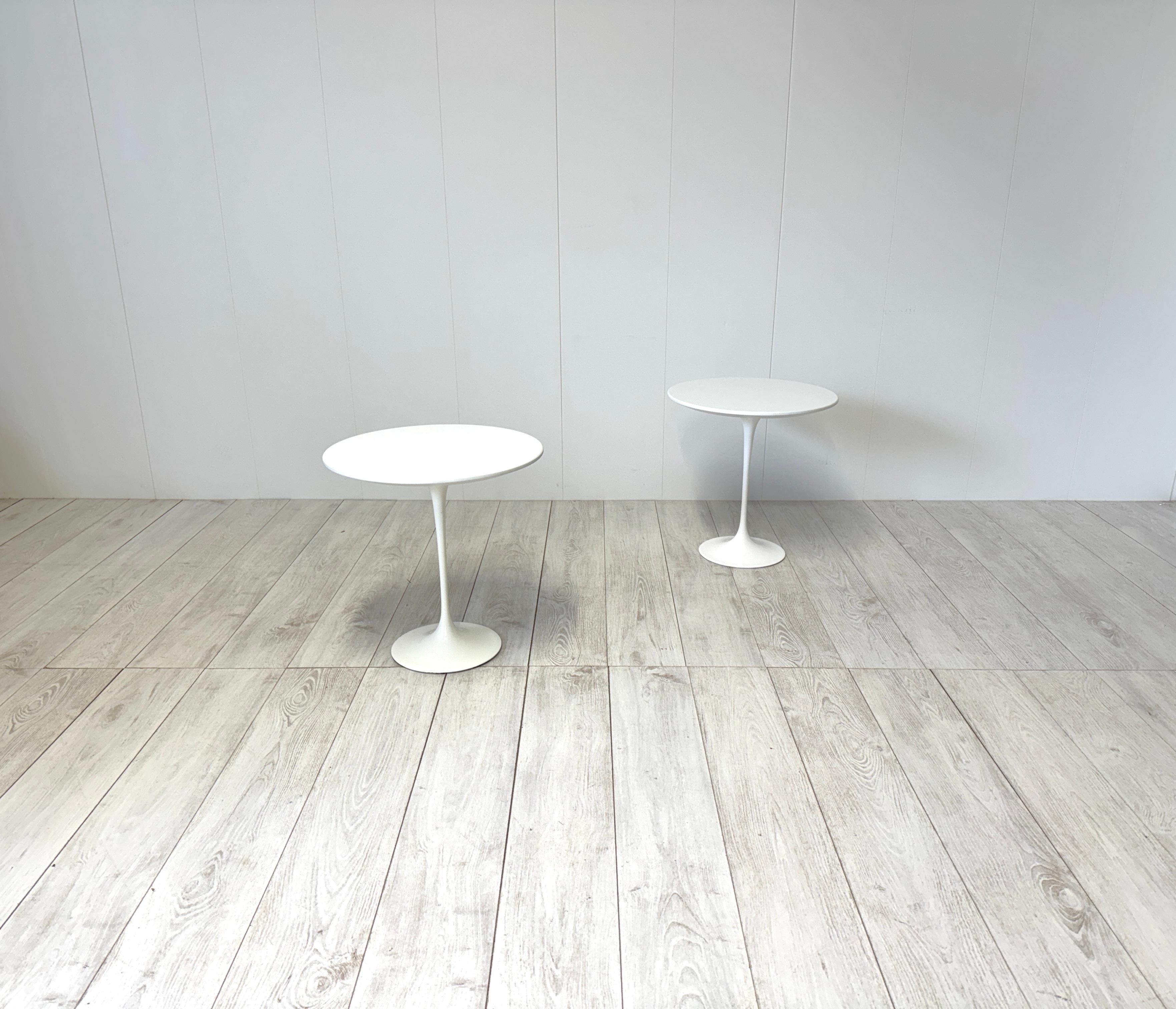 Pair of side tables mod. Tulip prod. Knoll 1980s.
Laminate top, lacquered metal supports.

Ideal as side tables or as nightstands.

