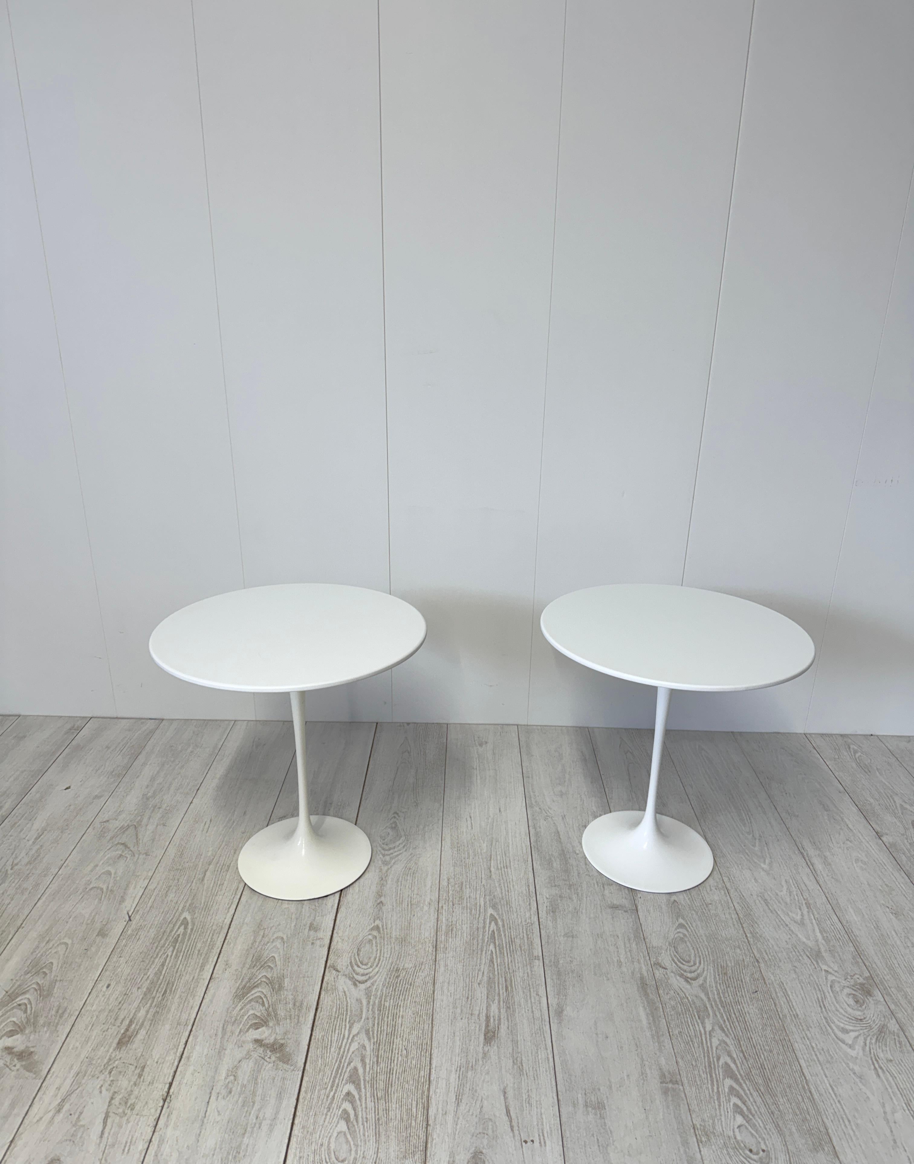 Eero Saarinen, Pair of coffee tables mod. Tulip, prod. Knoll, 1980s 1