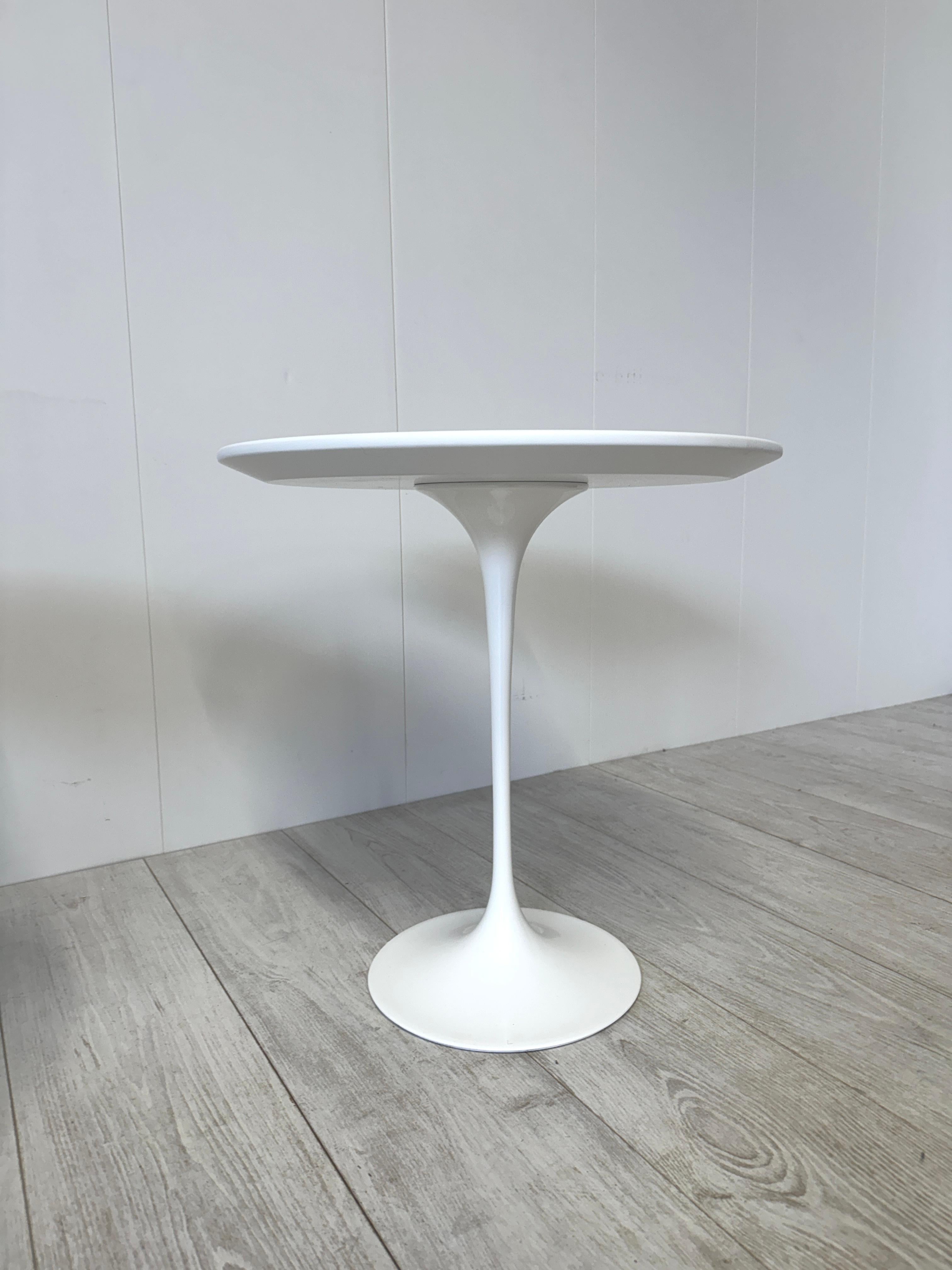 Eero Saarinen, Pair of coffee tables mod. Tulip, prod. Knoll, 1980s 2