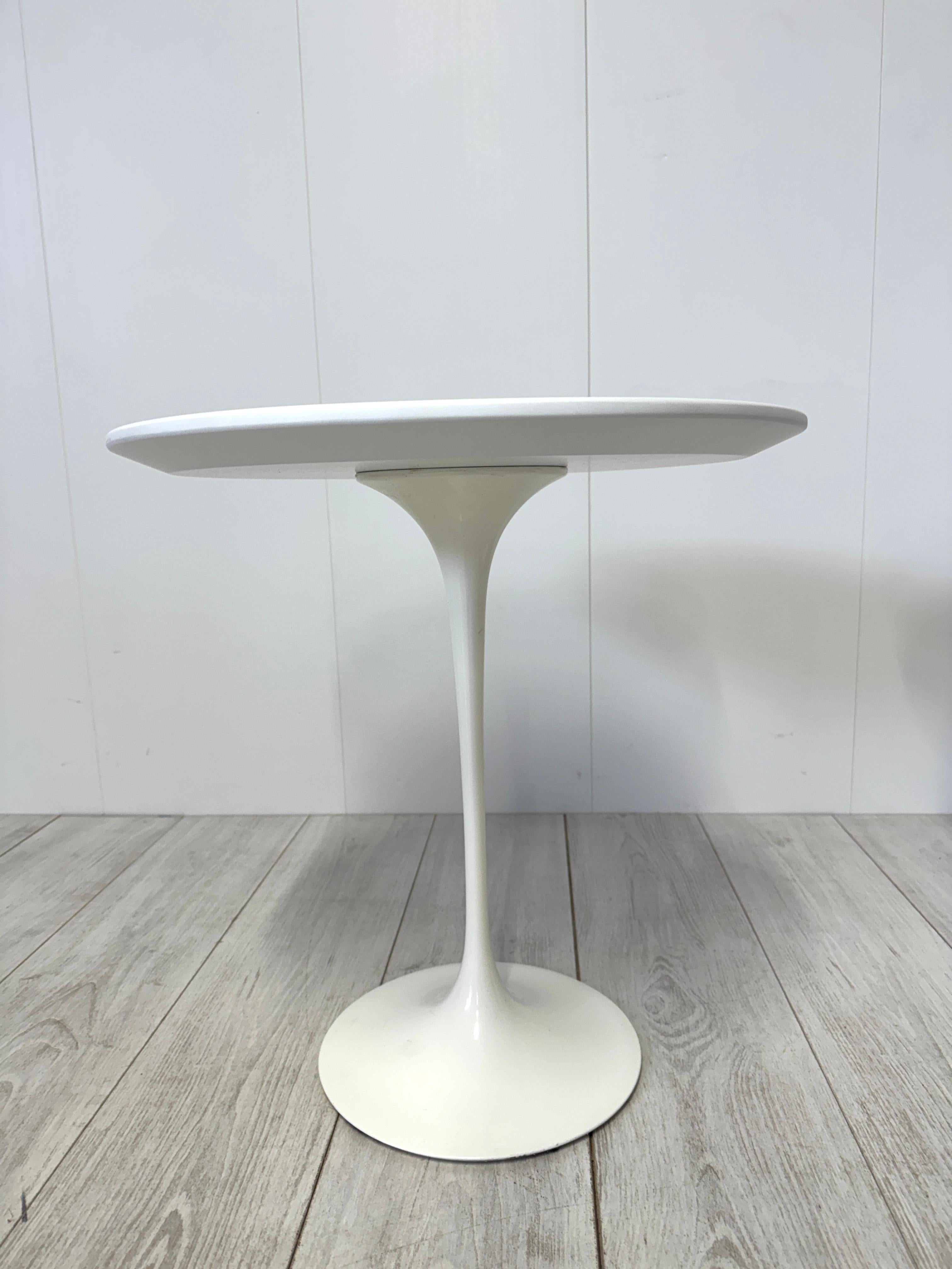 Eero Saarinen, Pair of coffee tables mod. Tulip, prod. Knoll, 1980s 3