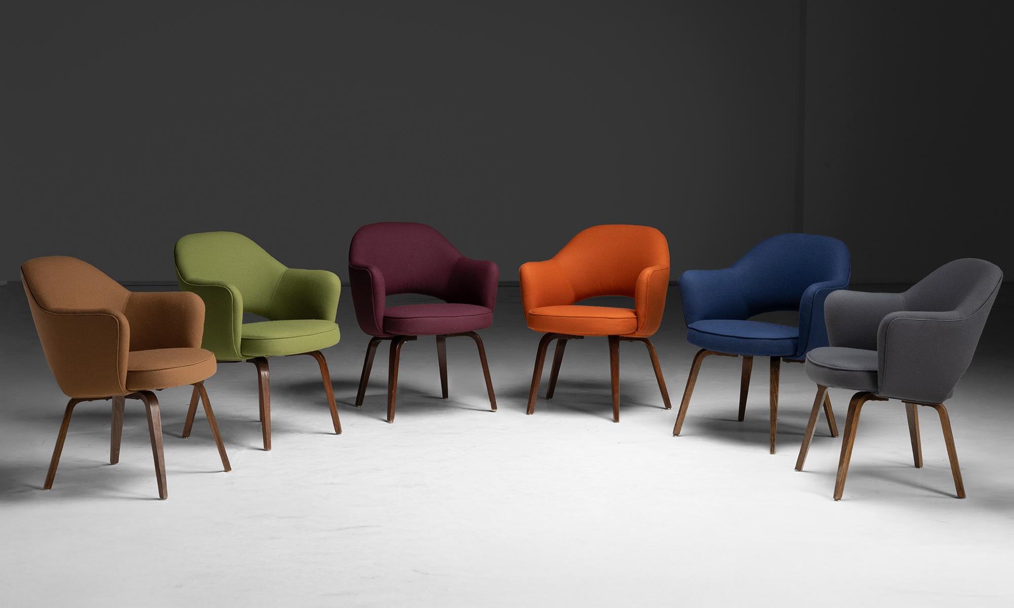 Fabrice 71, con gambe in compensato di noce e rivestimento nuovo in tessuto Knoll 100% lana.
24 