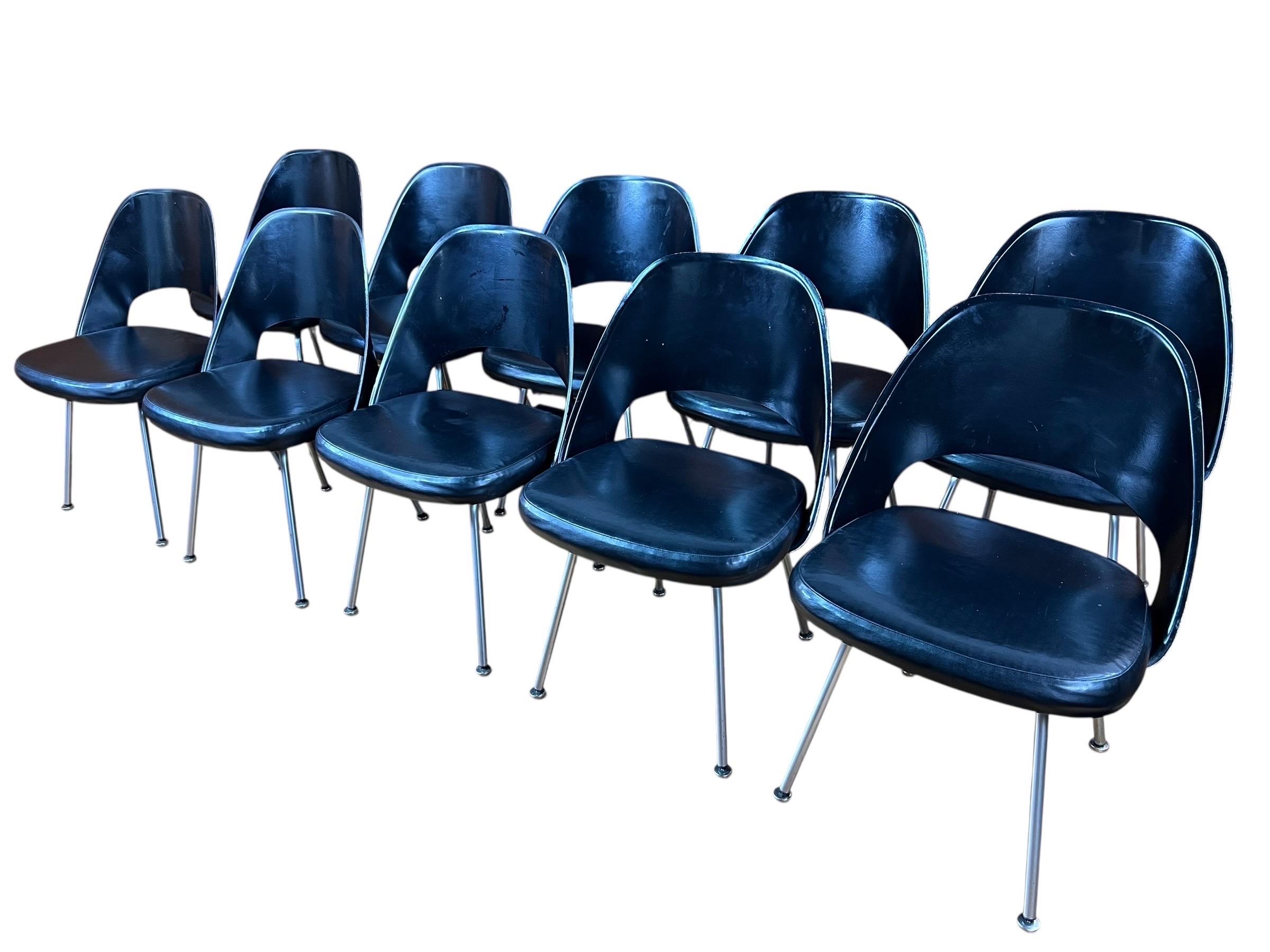 A vendre, ce lot monumental de 10 chaises de salle à manger Eero Saarinen des années 1960, modèle 72, par Knoll. Les chaises sont construites avec une base en acier et un dossier en fibre de verre. Les chaises sont noires.