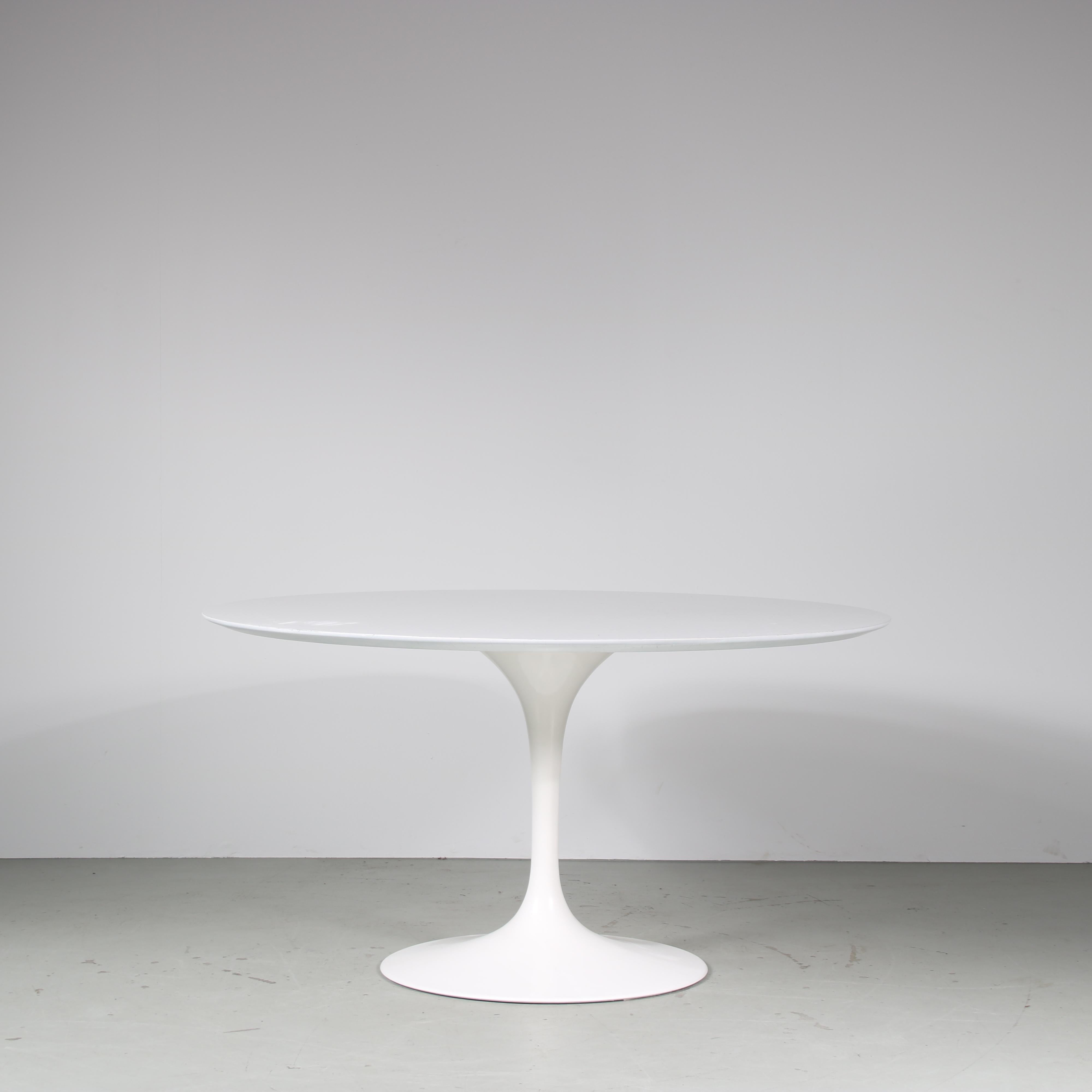 A lovely dining table designed by Eero Saarinen, manufactured by Knoll International in the United States around 1970.

This elegant piece has a most recognizable style! The trumpet shaped base has a high quality, white coated aluminum base. It