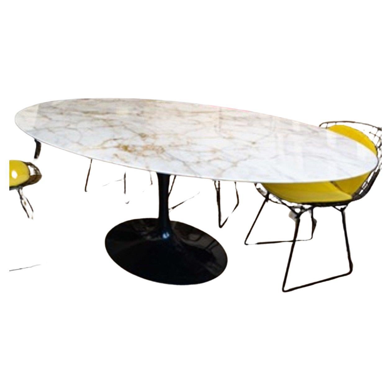 Eero SAARINEN (1910-1961) - Edition KNOLL ,oval table in Calacatta marble 198 cm X 120 cm table model 