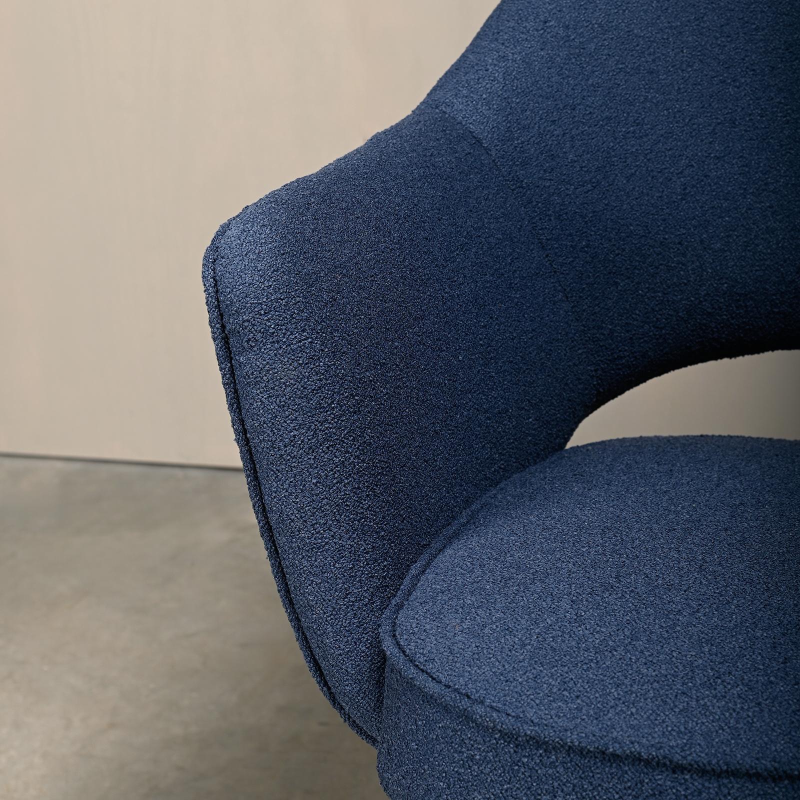 Eero Saarinen Executive Armchair in Blue Bouclé fabric for Knoll International For Sale 3
