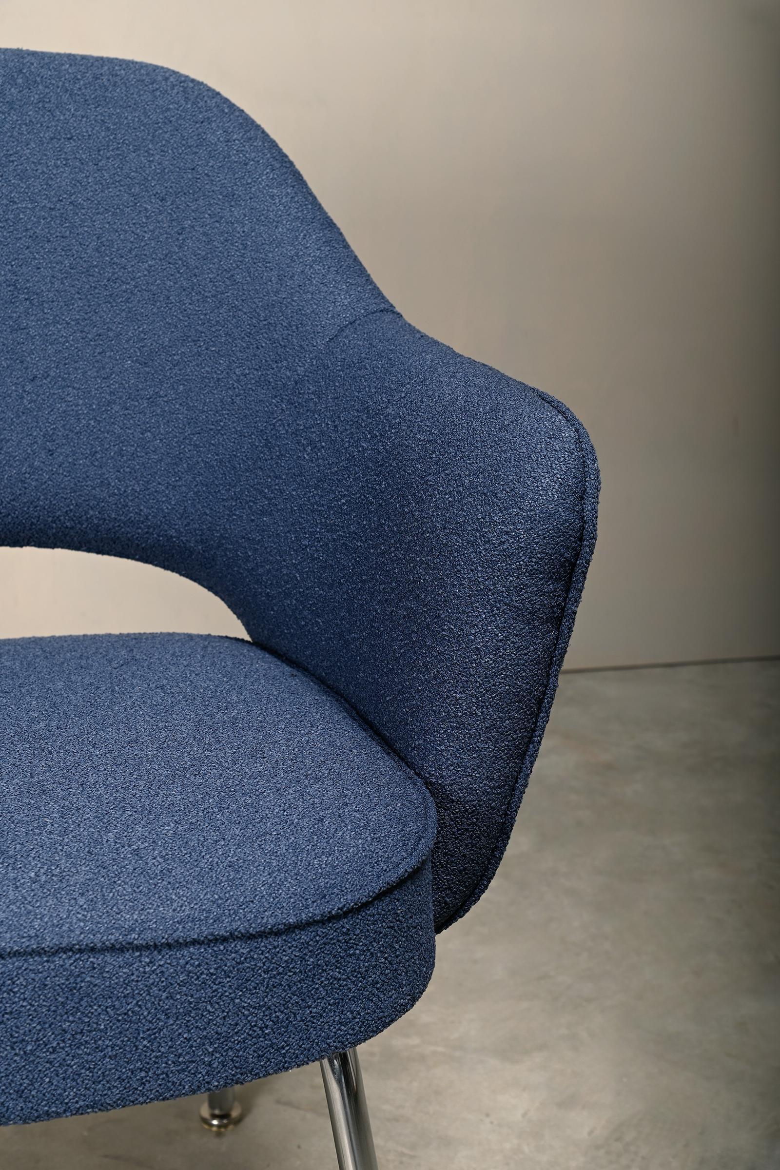 Eero Saarinen Executive Armchair in Blue Bouclé fabric for Knoll International For Sale 4