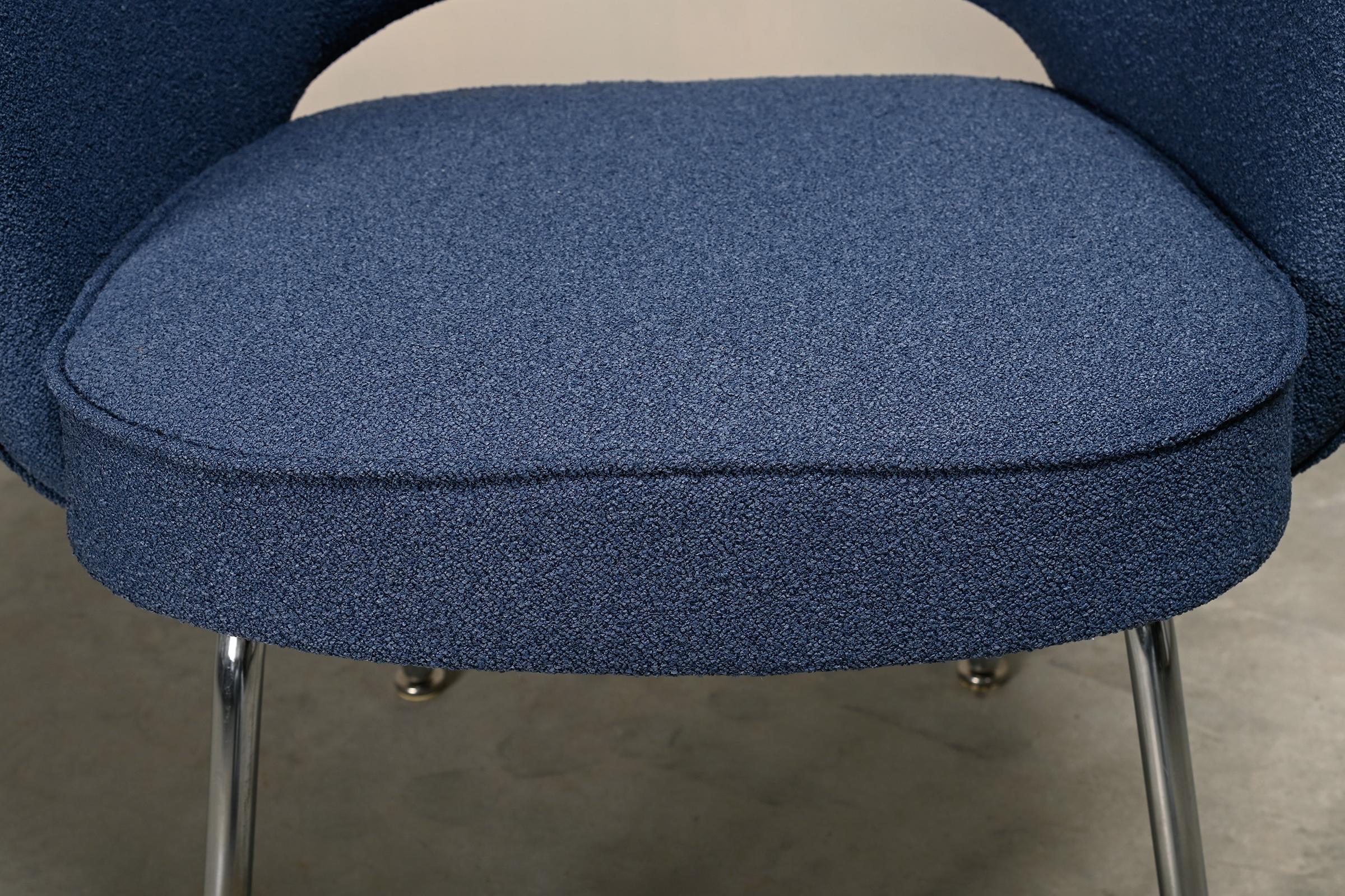 Eero Saarinen Executive Armchair in Blue Bouclé fabric for Knoll International For Sale 6