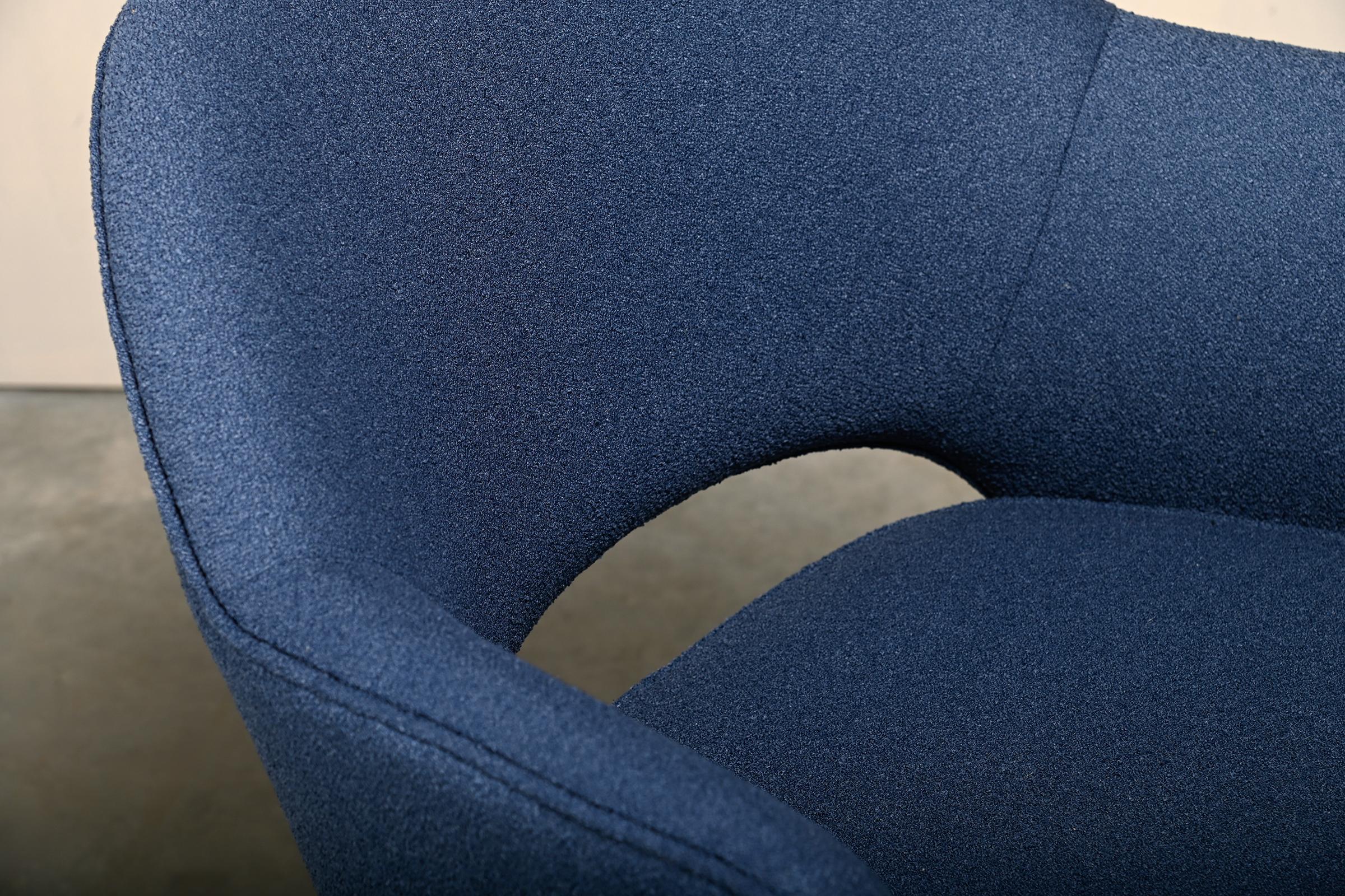 Eero Saarinen Executive Armchair in Blue Bouclé fabric for Knoll International For Sale 8