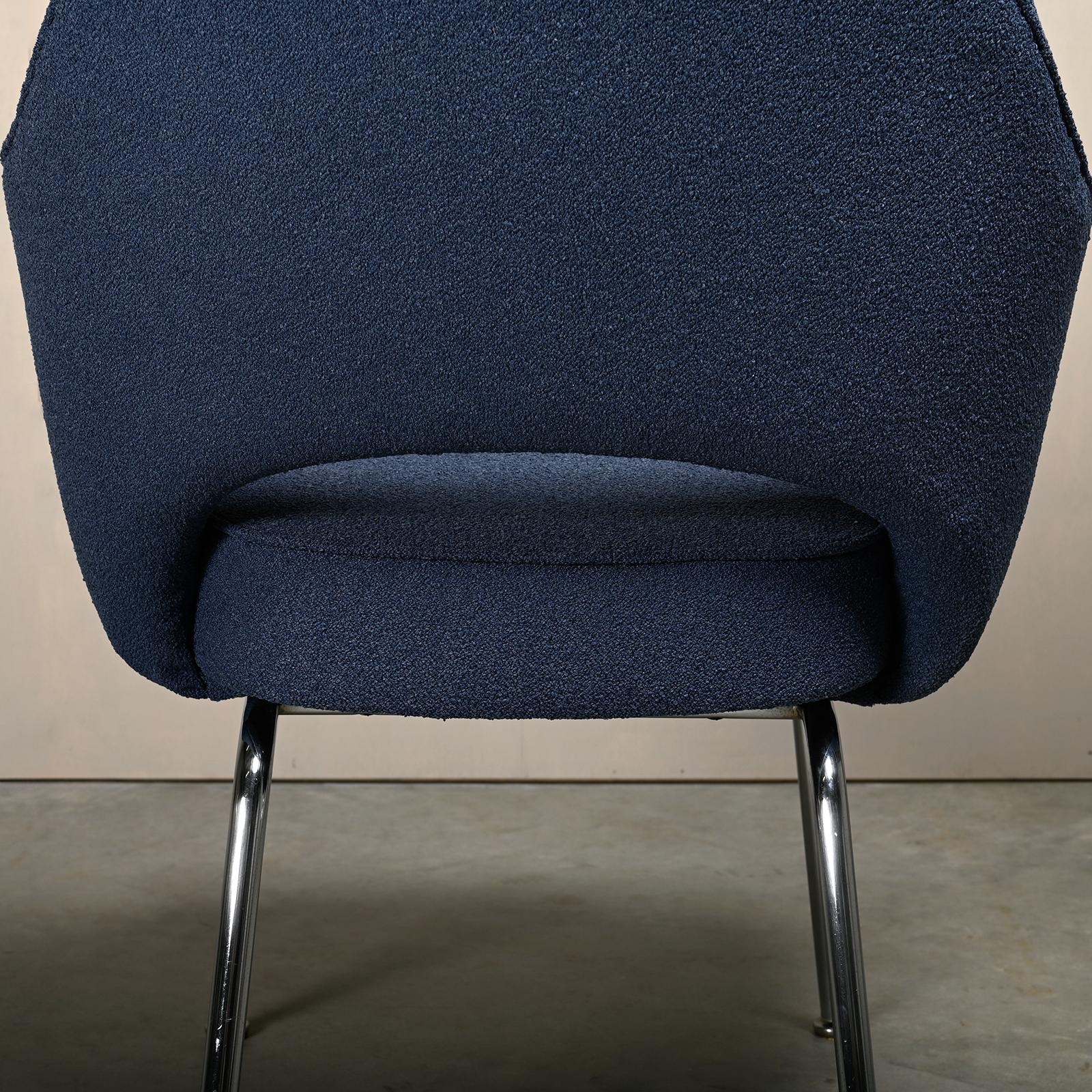 Eero Saarinen Executive Armchair in Blue Bouclé fabric for Knoll International For Sale 10