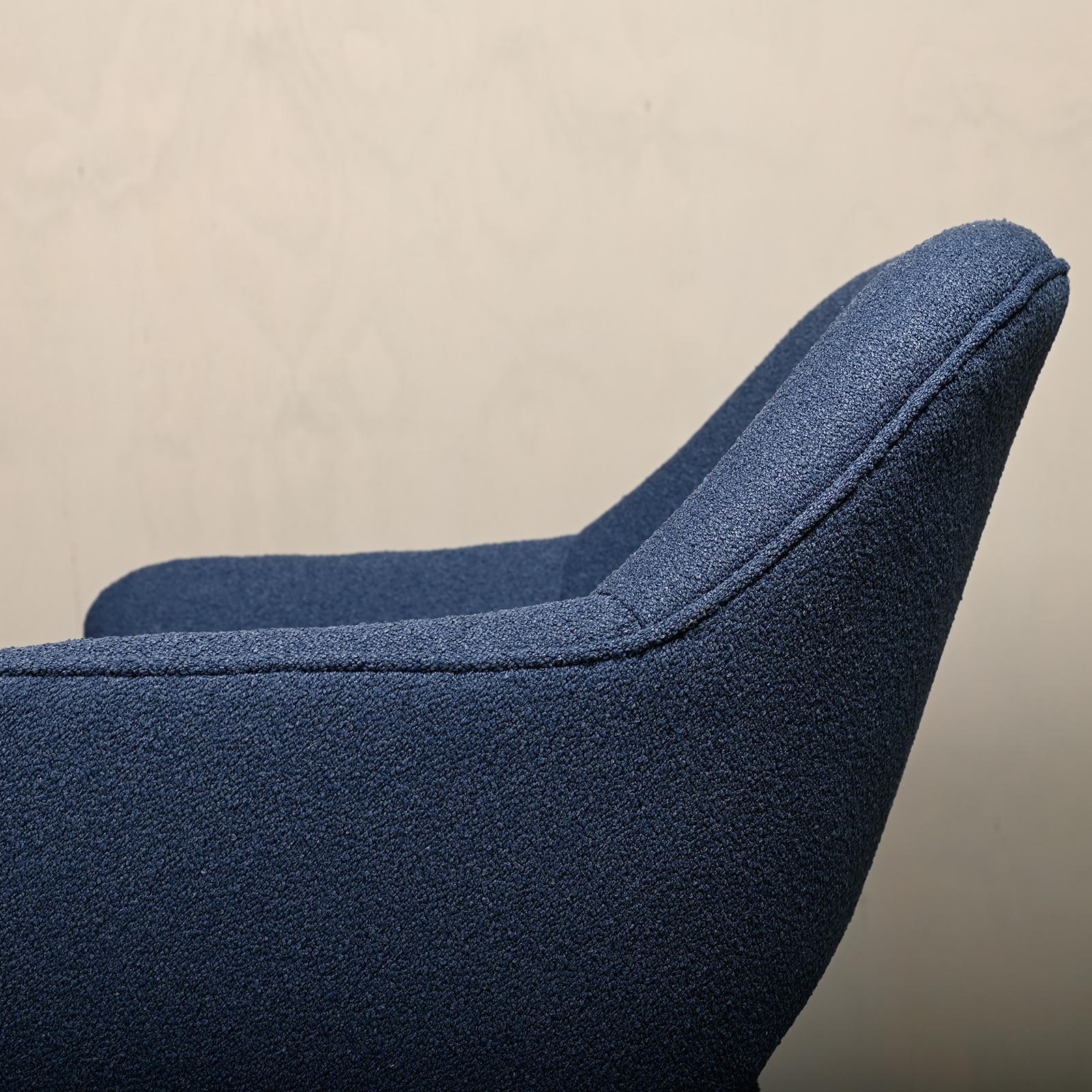 Eero Saarinen Executive Armchair in Blue Bouclé fabric for Knoll International For Sale 11