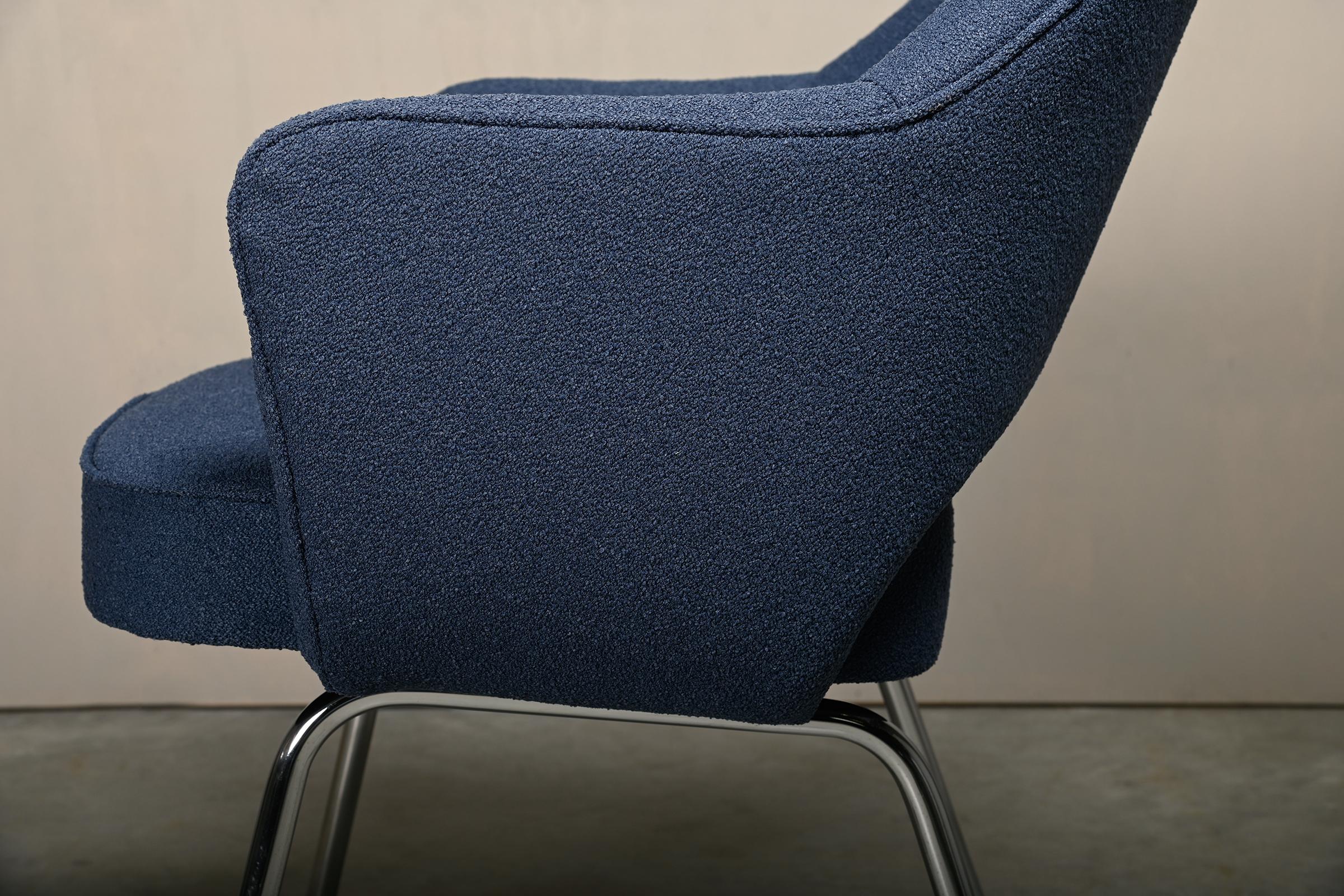 Eero Saarinen Executive Armchair in Blue Bouclé fabric for Knoll International For Sale 12