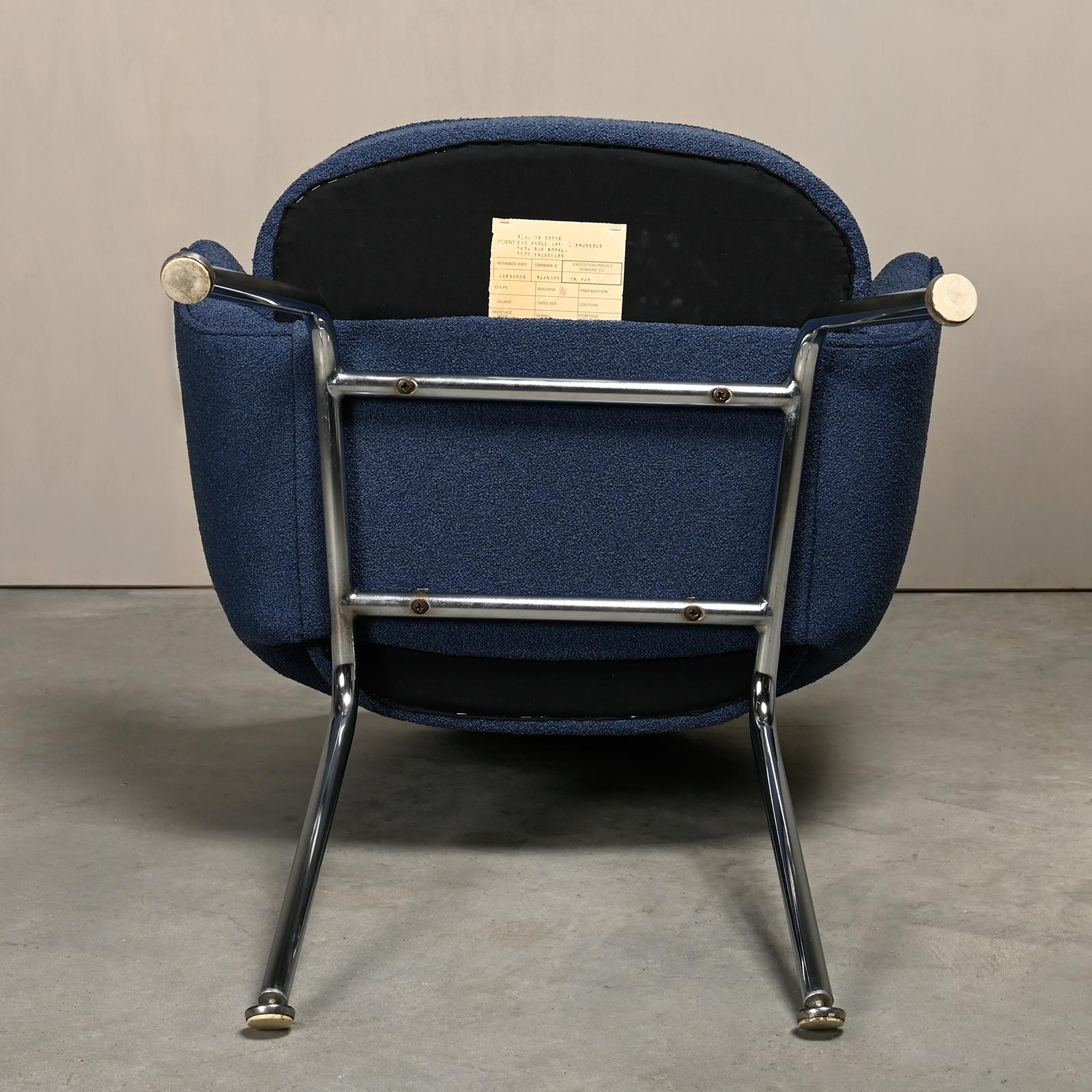 Eero Saarinen Executive Armchair in Blue Bouclé fabric for Knoll International For Sale 13