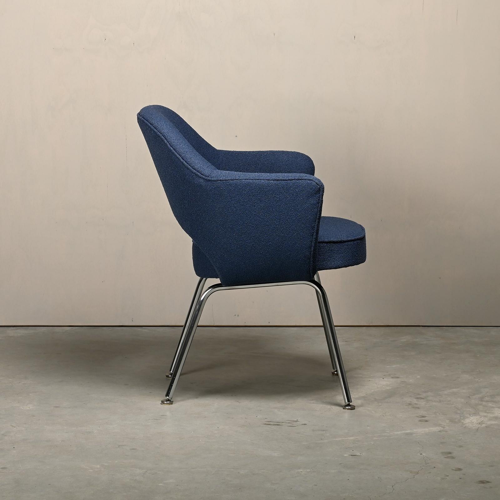 Mid-Century Modern Eero Saarinen Executive Armchair in Blue Bouclé fabric for Knoll International For Sale